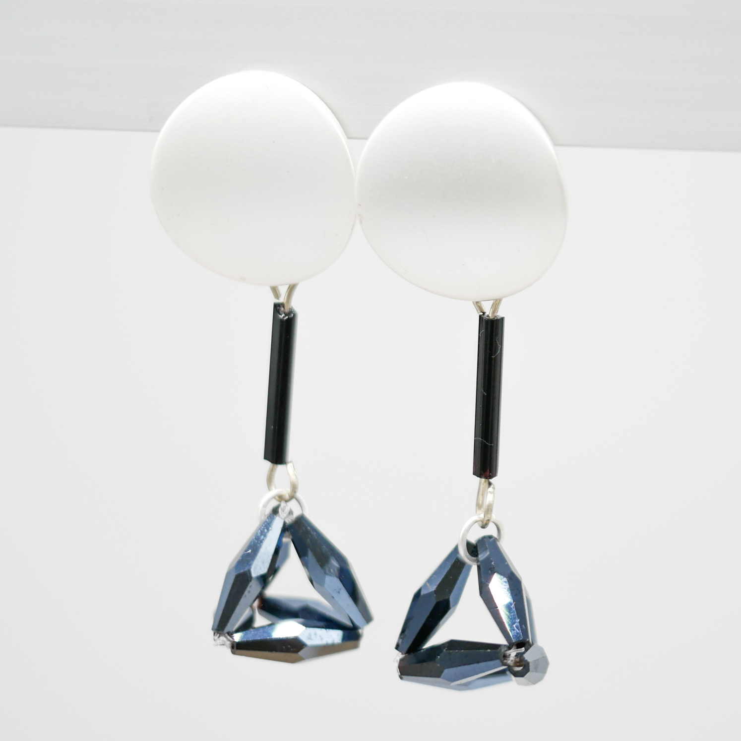 "Summer Feeling" Ohrstecker, versilbert, mit geometrischer Kristallperle, schwarz