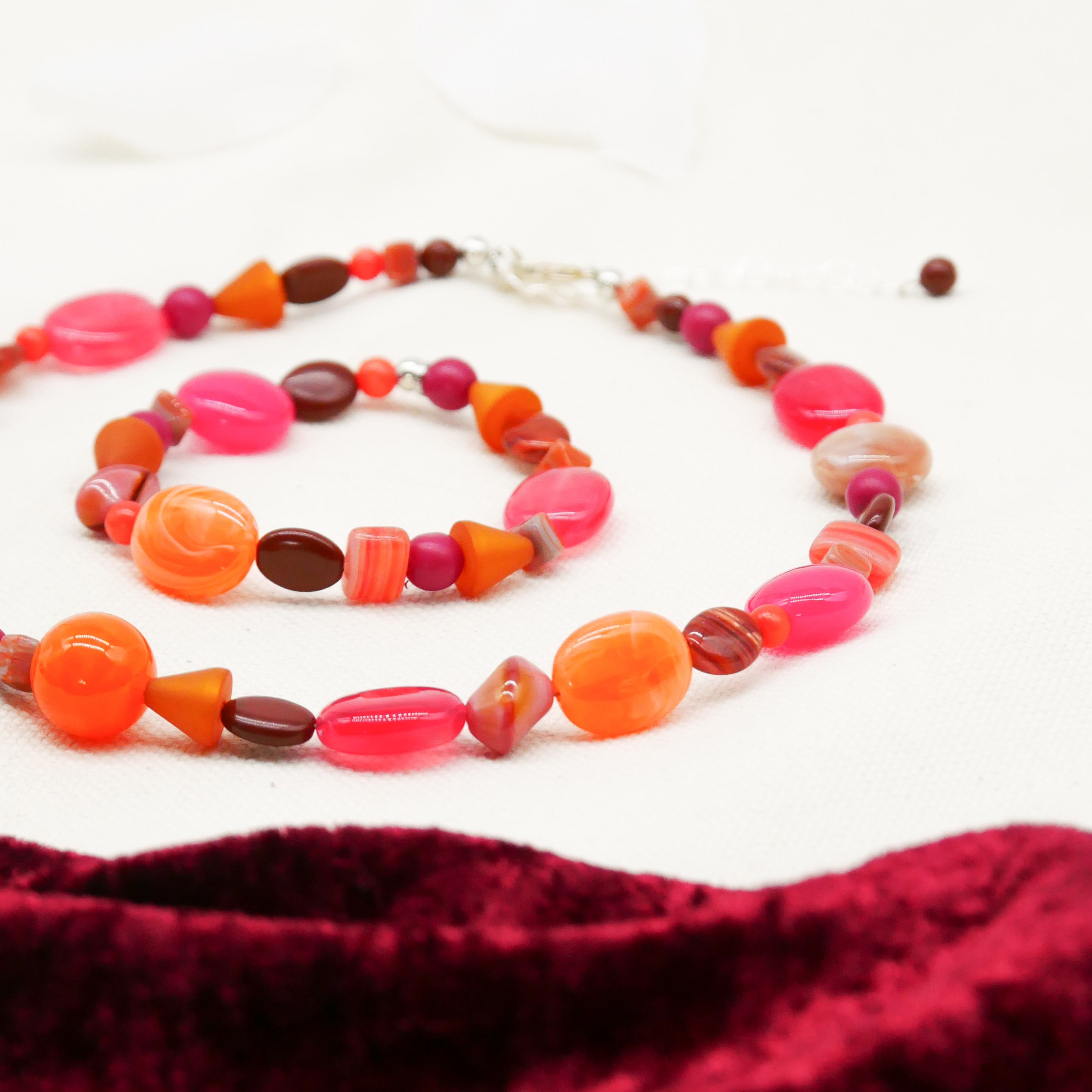 "Summer Feeling",  Chain with different shapes, Glas- and Resin Pearls, pink-orange