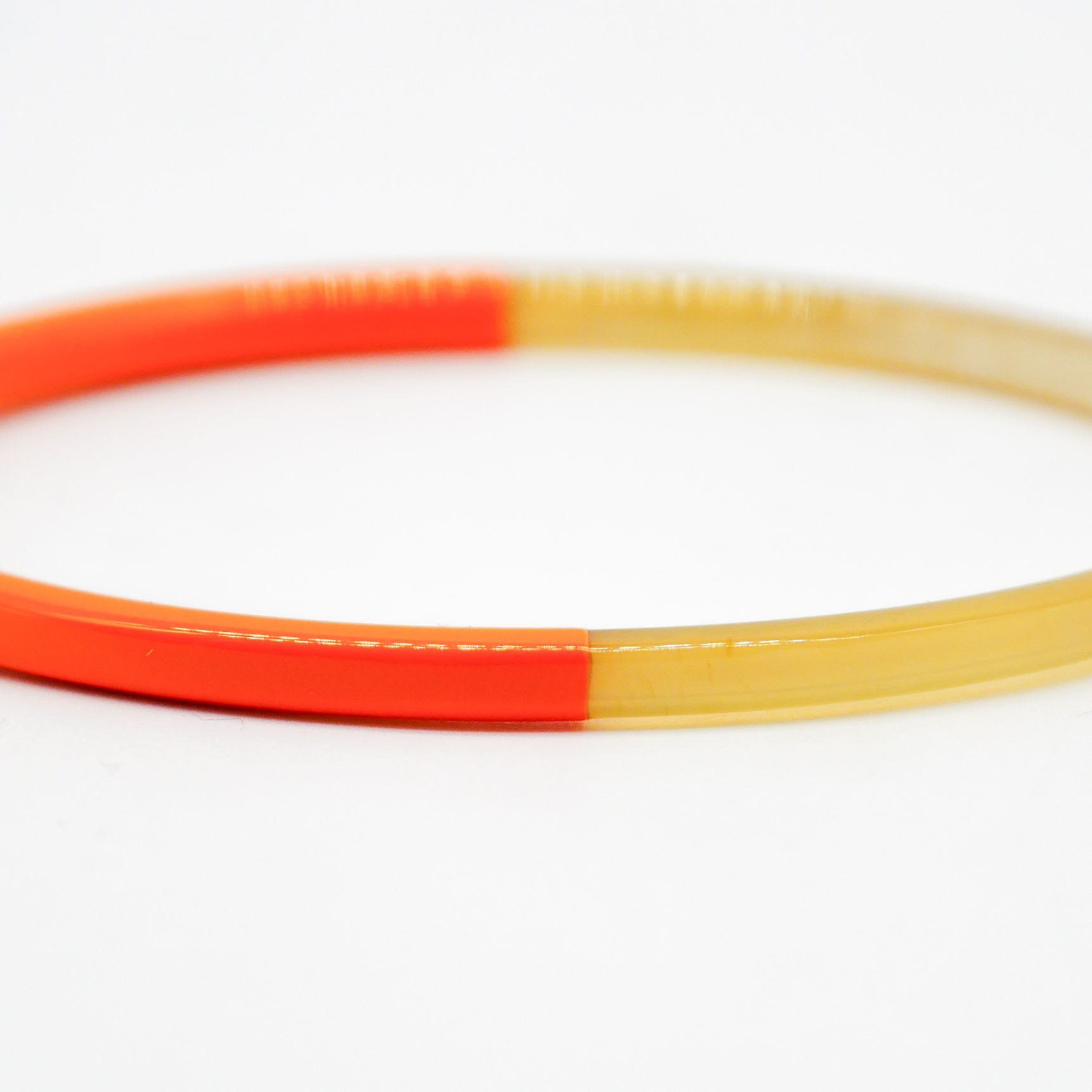 "Craft Art" zarter Armreif, weißes Horn, Lack hellorange 