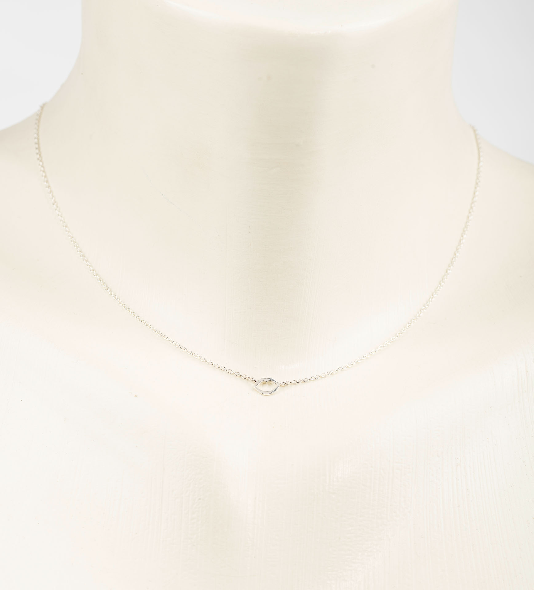 "925 sterling-silver" short necklace, small kiss mouth