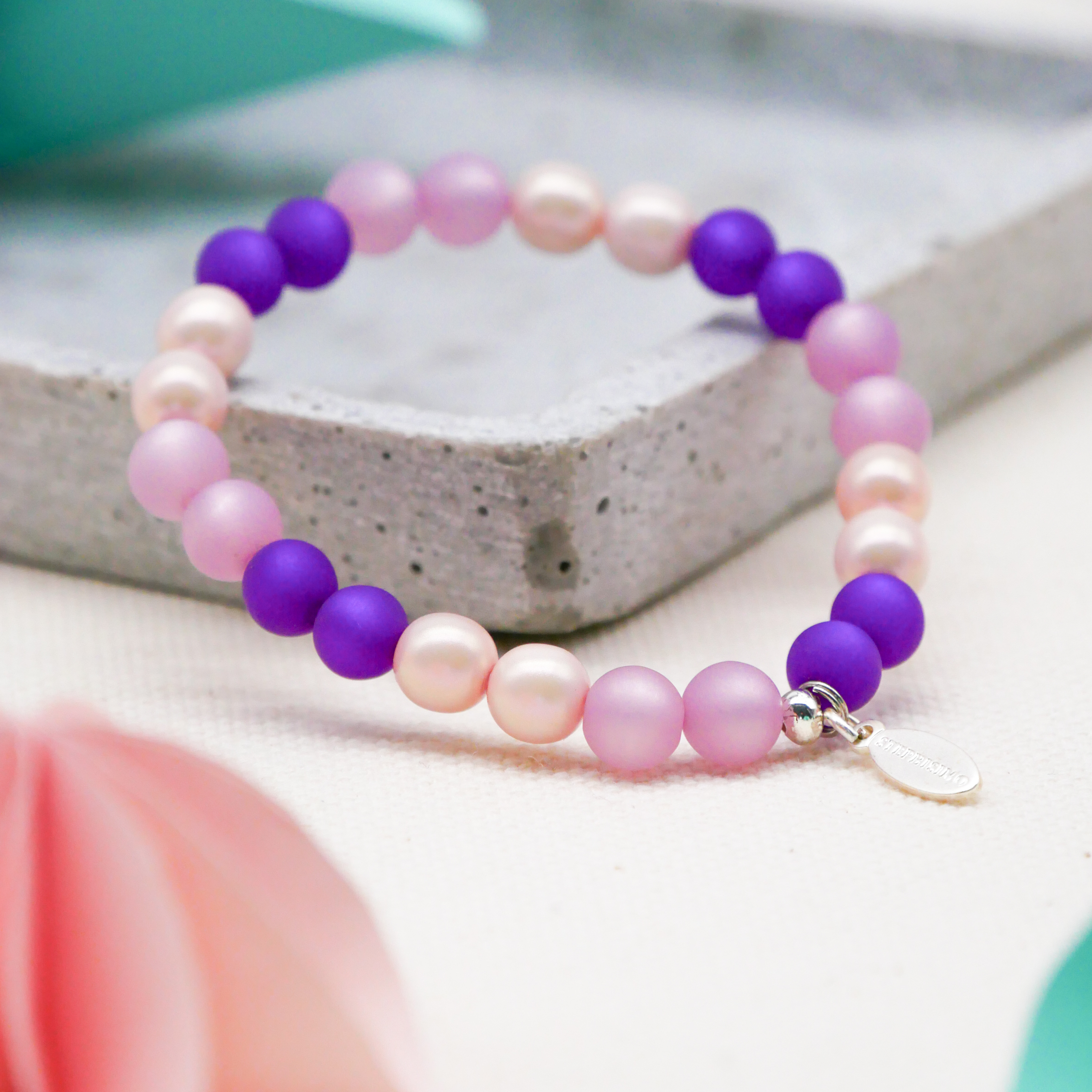  Color Explosion, Armband auf Gummi Ø 8 mm, Glas- und Polaris Perlen, Saturn lila