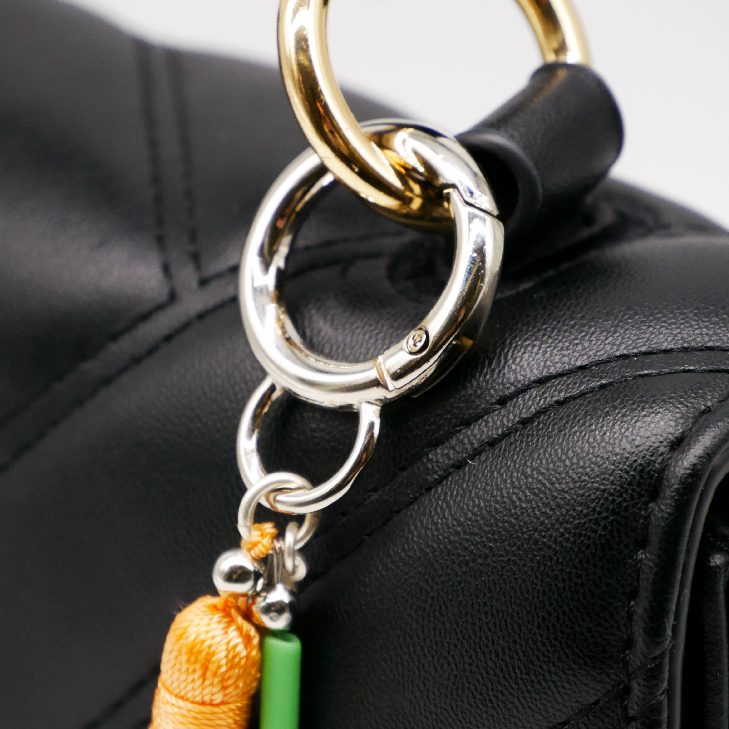 "Lucky Pendant" Anhänger, 1 Strang bunte Muschelperlen, Glasperle und große Quaste 