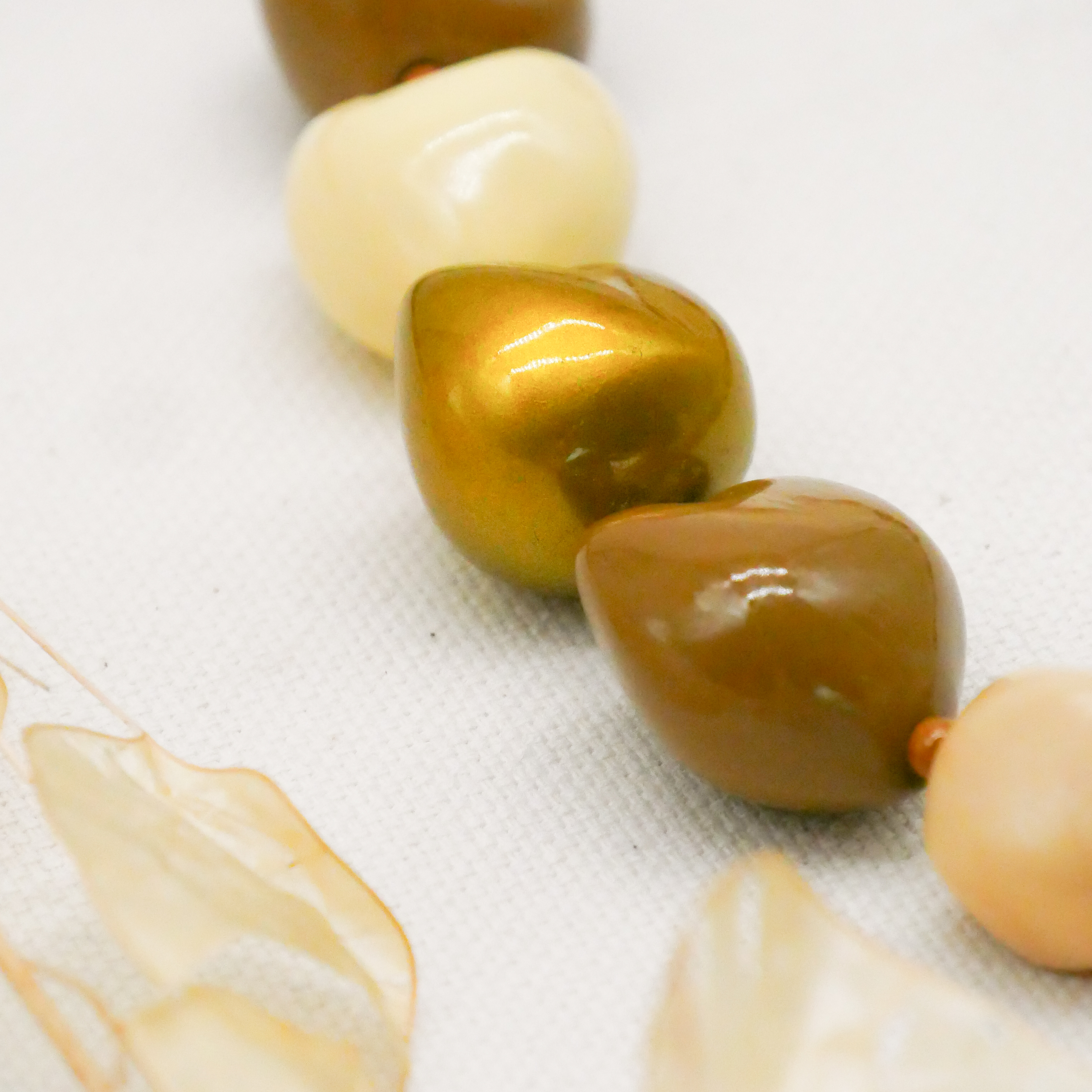  "Summer Feeling" Kette ca. 60 cm, Lumba Samen, Glasperlen, Resin Perle, braun-gold 