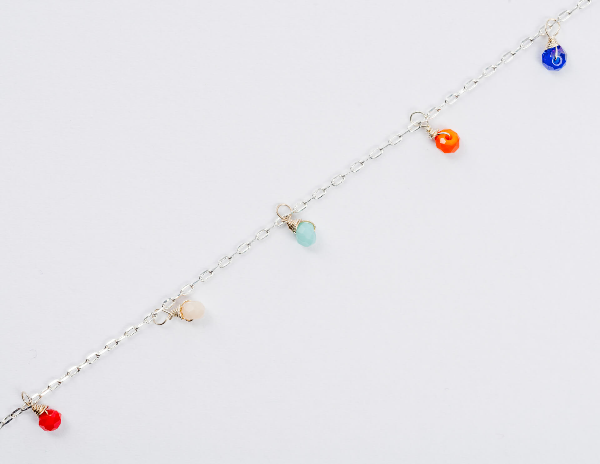 "Fine Filigré" feines Armband, kleine Kristallanhänger, versilbert