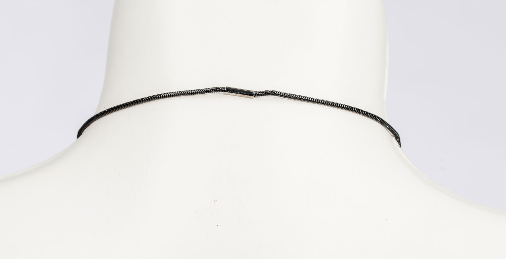 "Geometrie" lange Kette aus Muschel und Metall, Kreis-Plättchen, goldfarben