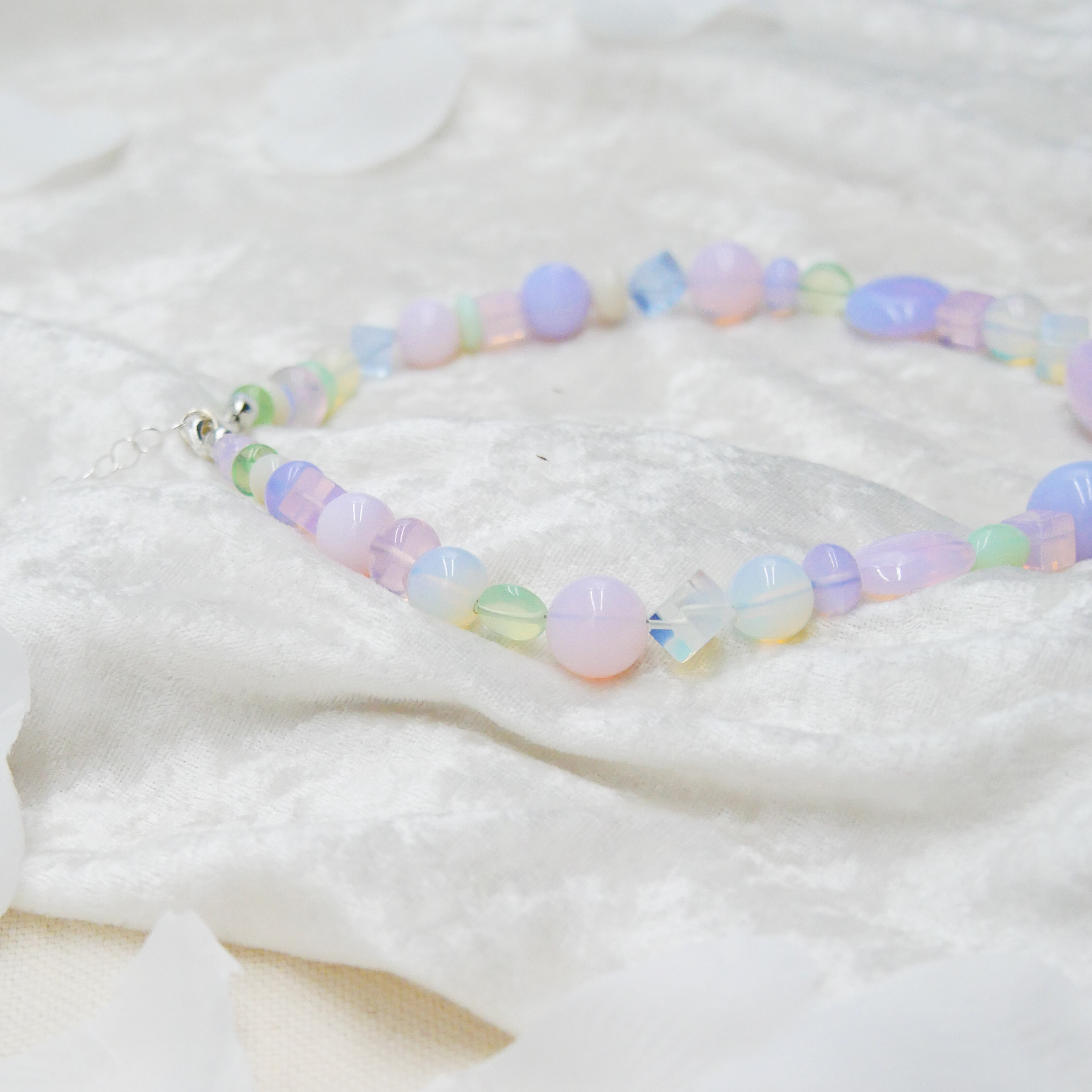 "Summer Feeling",  Kette aus verschiedenen Formen, Glas- und Resin Perlen, opal-pas