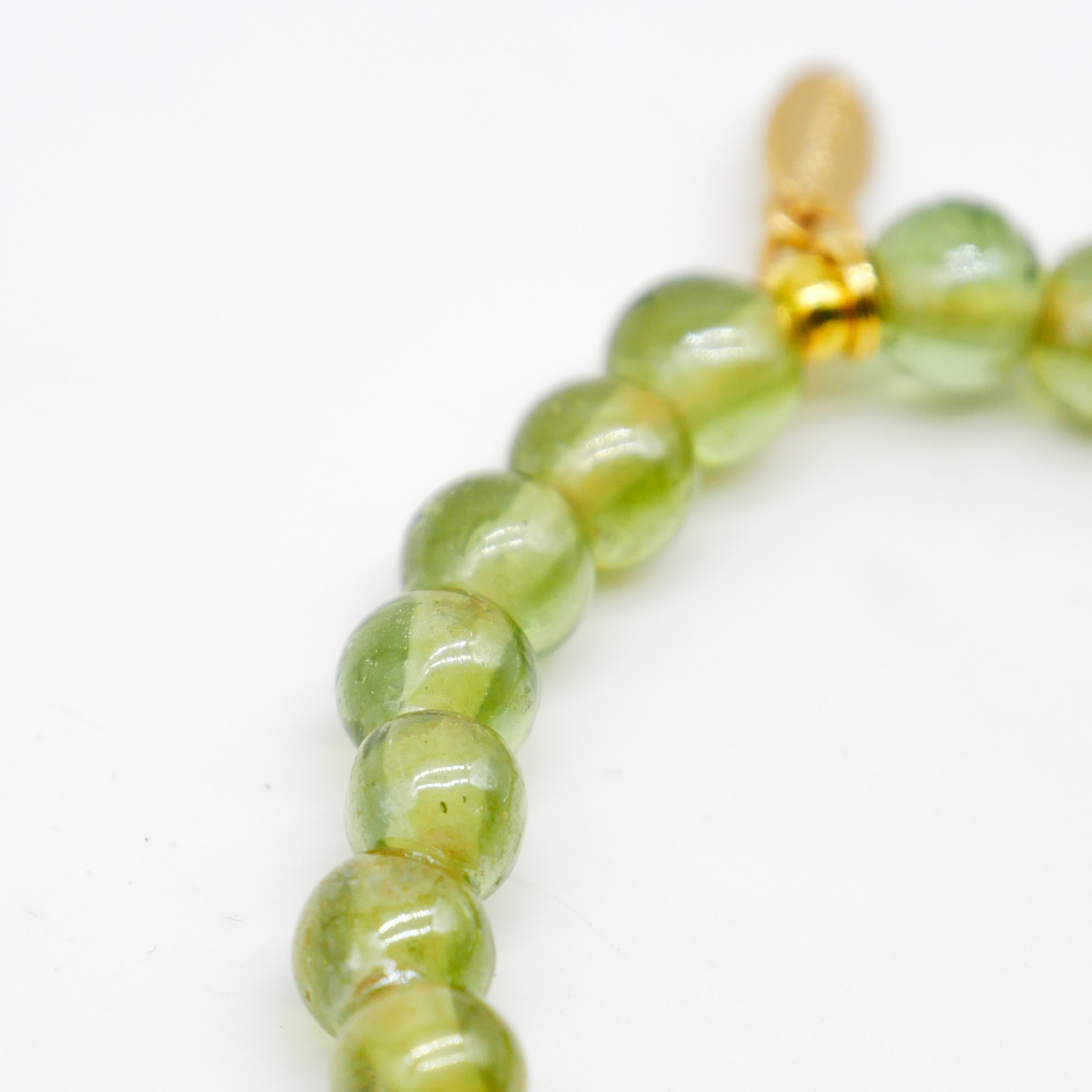 "Summer Feeling" Armband auf Gummi "Fisch" Glasperlen hellgrün