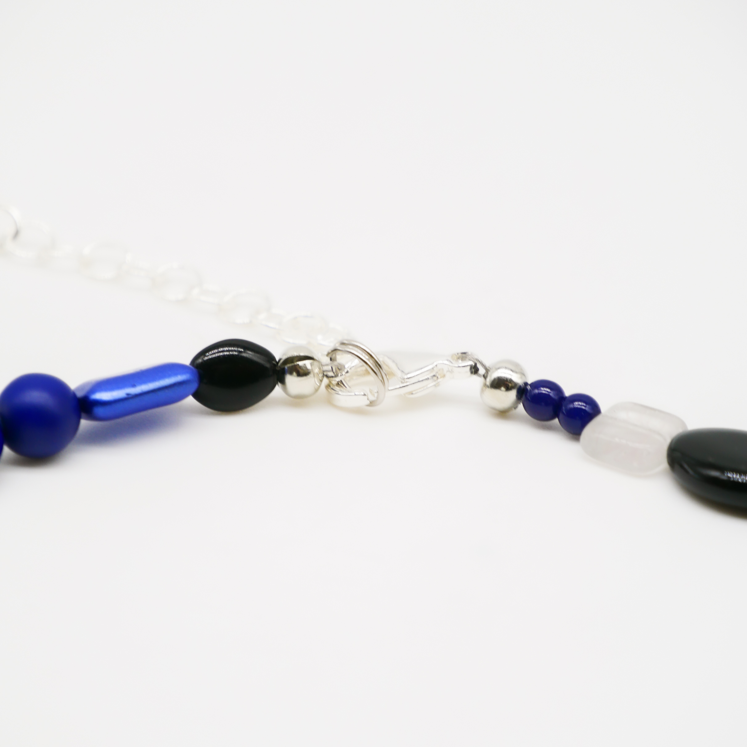 "Summer Feeling",  Kette aus verschiedenen Formen, Glas- und Resin Perlen, blau