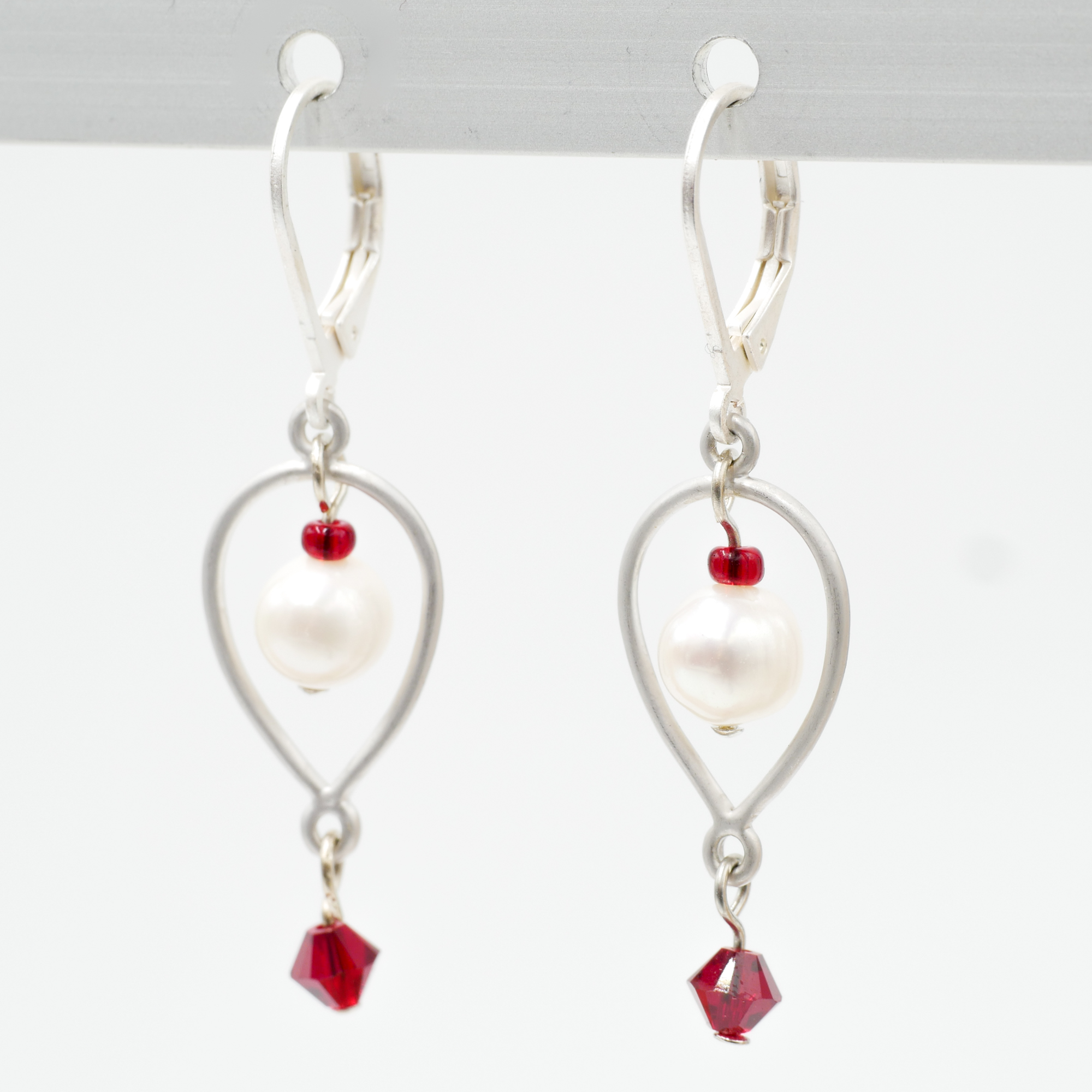 "Freshwater Pearls"  Ohrringe mit Klappbrisur, rotes Kristallglas - silber