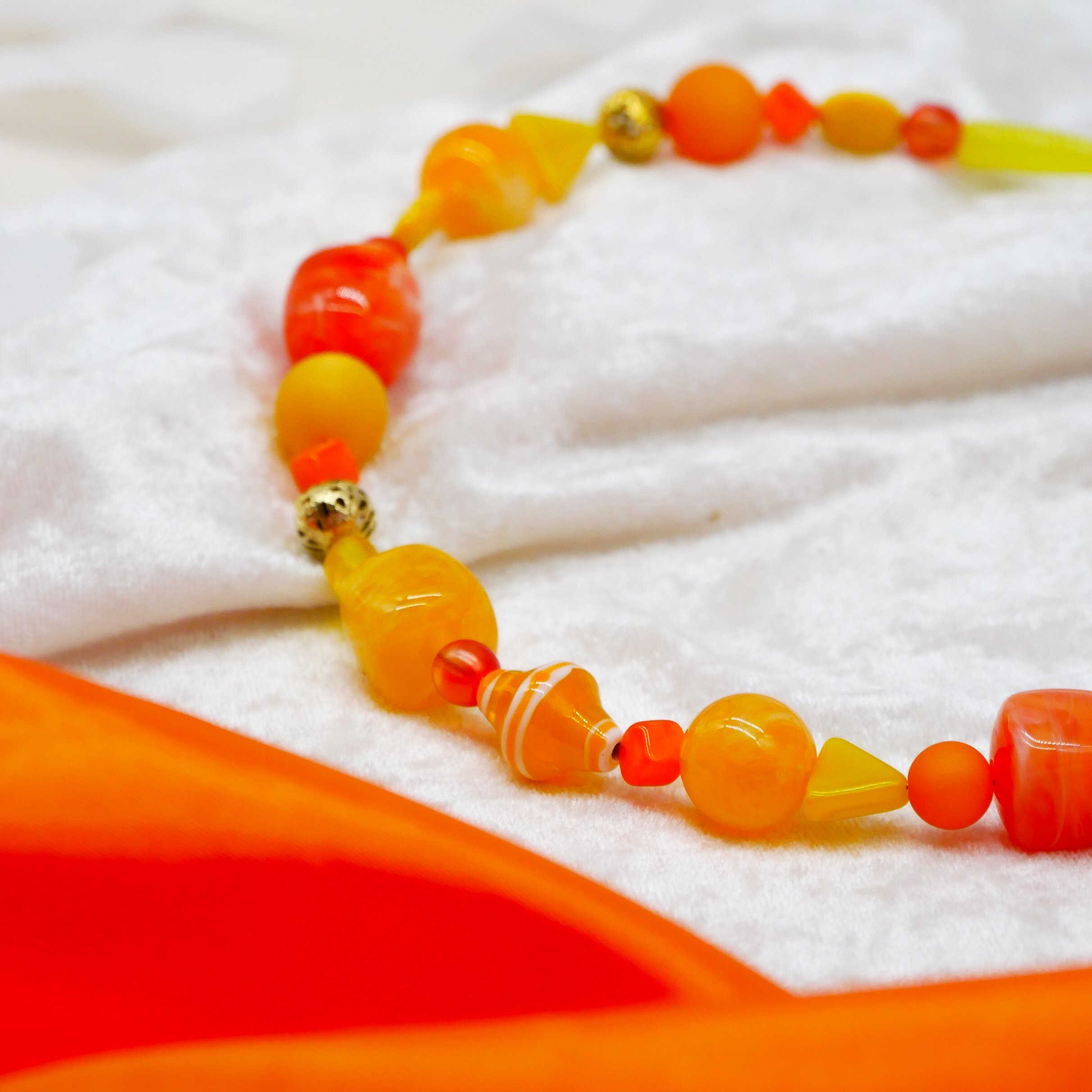 "Summer Feeling",  Kette aus verschiedenen Formen, Glas- und Resin Perlen, gelb-orange