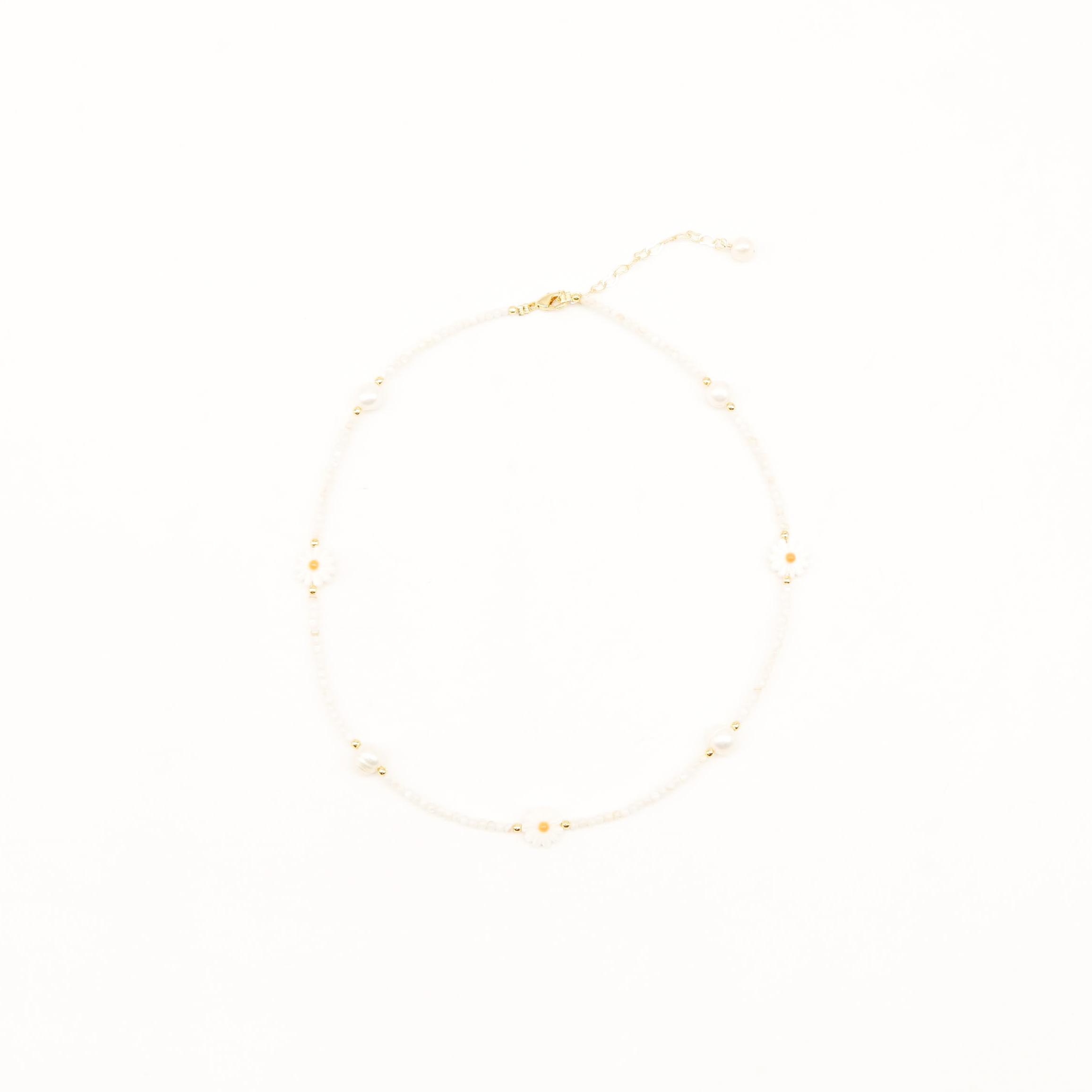 "Freshwater Pearls" kurze kurze Kette, SWZ Ø 8 kleine Muschelperlen, Kamillenblüte aus Muschel