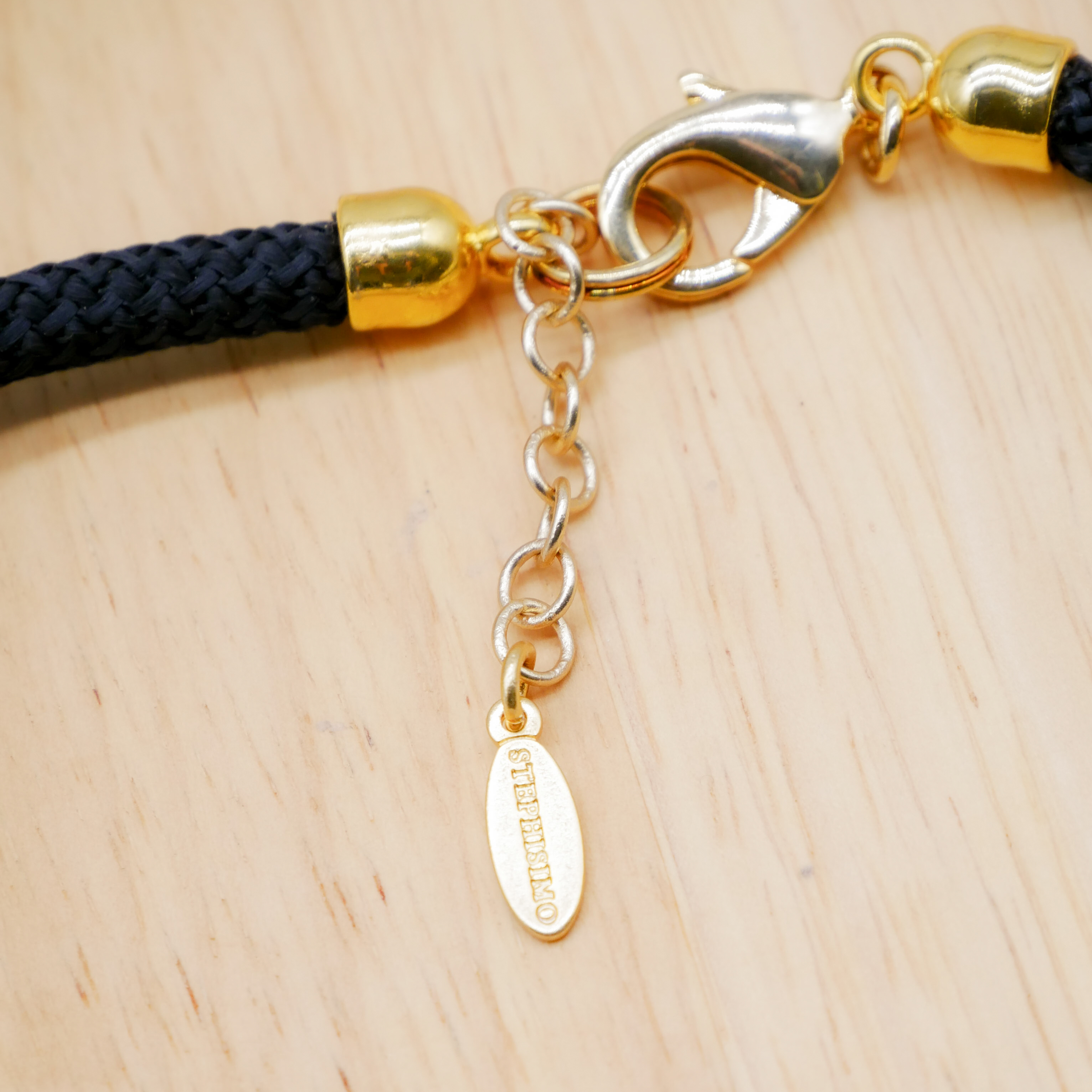 "Nomadic" Kette, schwarzes Cordband, schwarzer Anhänger geritzt, ca. 40 mm, goldfarben