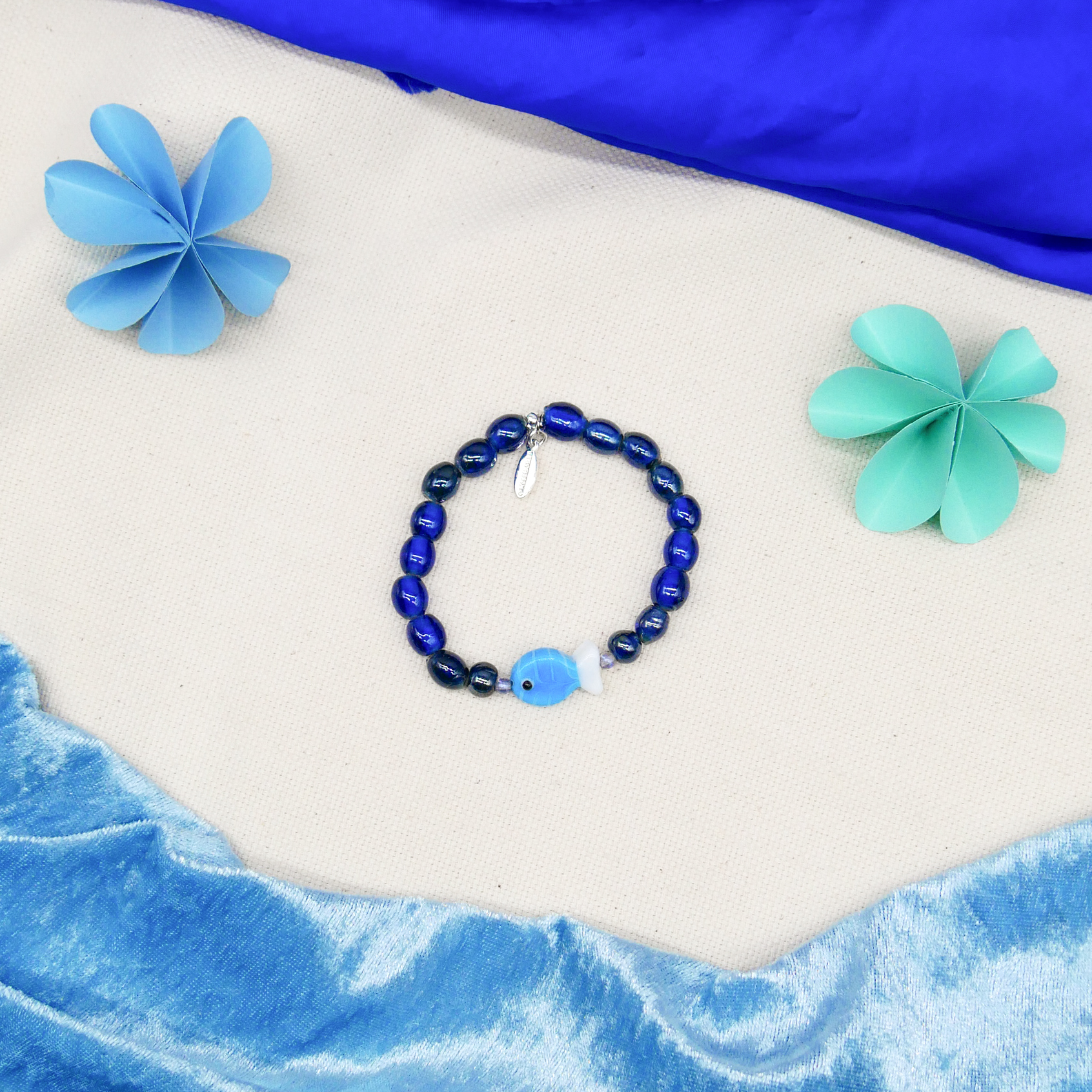 "Summer Feeling" Armband auf Gummi "Fisch" Glasperlen dunkelblau