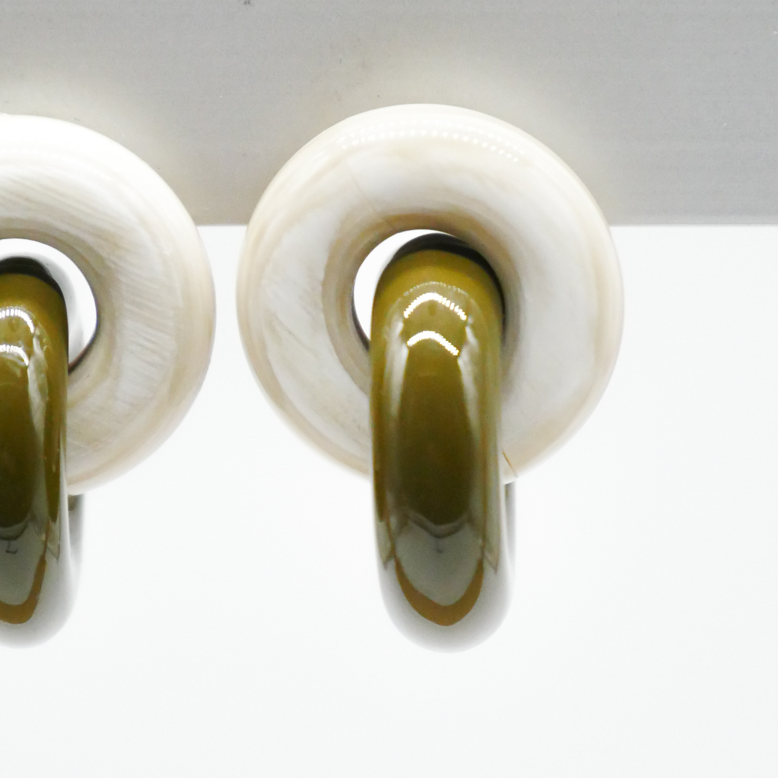  "Craft-Art", Ohrstecker zwei dicke Reife 90 Grad versetzt schwarzes Horn, Lack khaki 