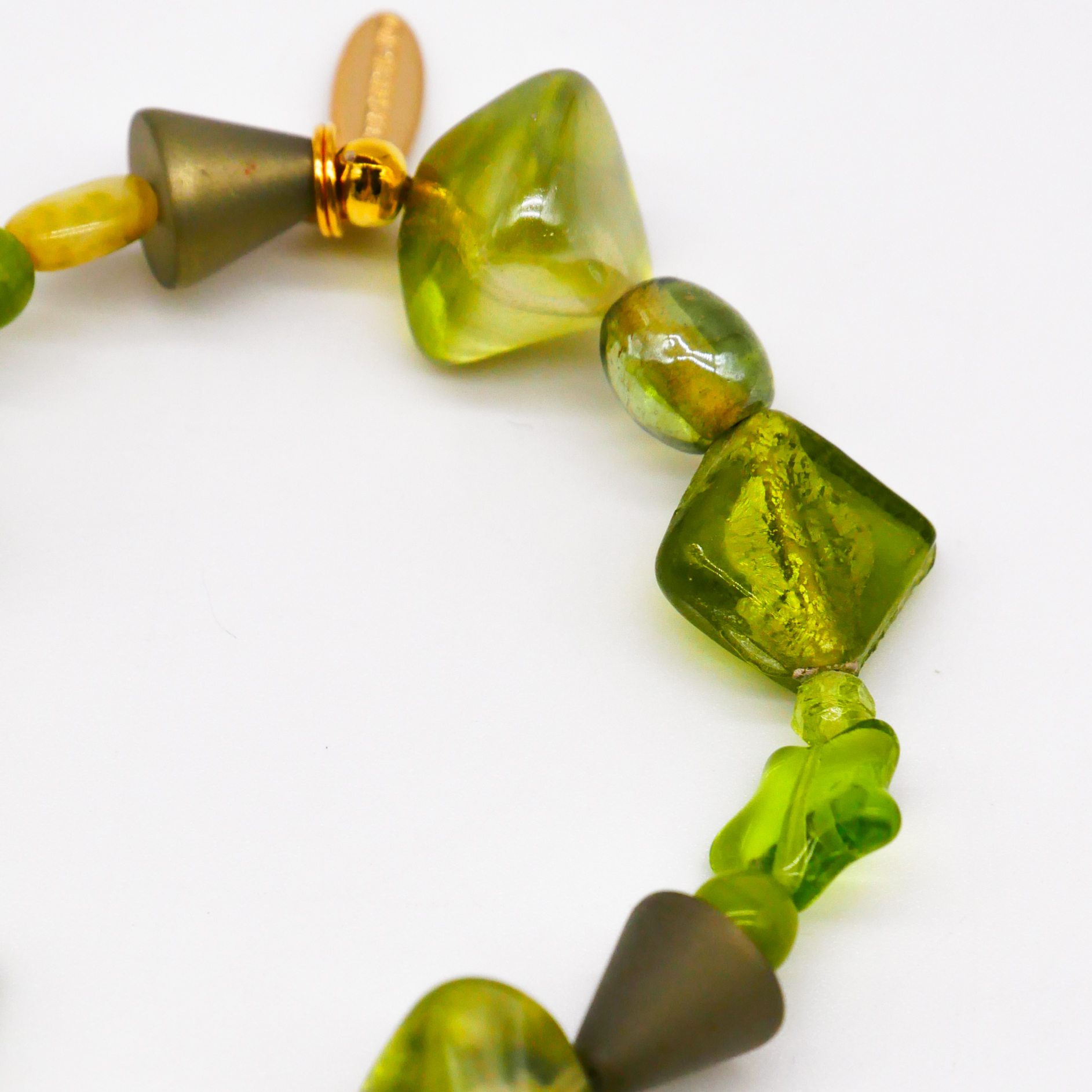 "Summer Feeling", Armband aus verschiedenen Formen, Glas- und Resin Perlen, grün