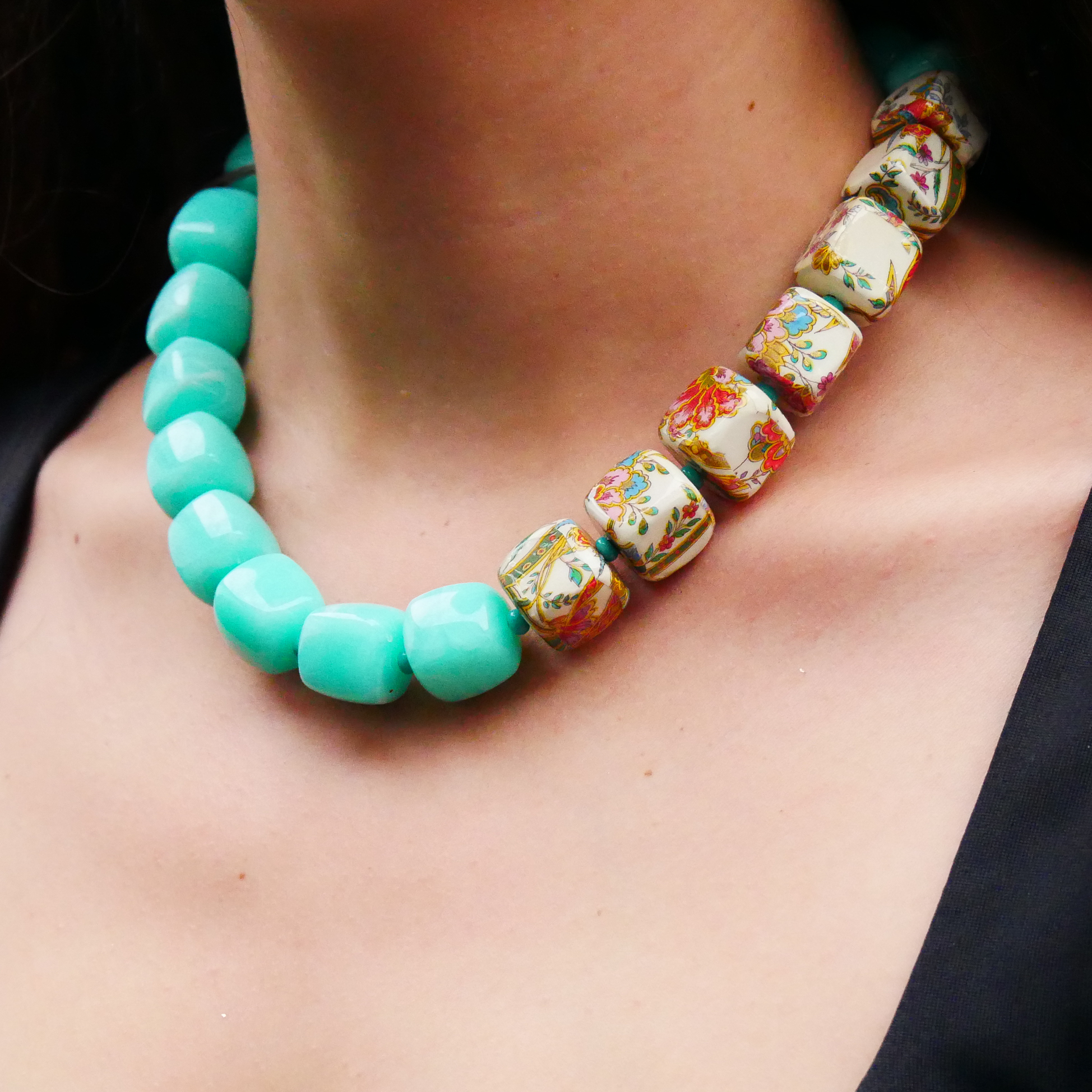 "Summer Feeling", kurze Kette "Cube" Resin- und Papercoated Perlen ca. 16 x 16 mm türkis