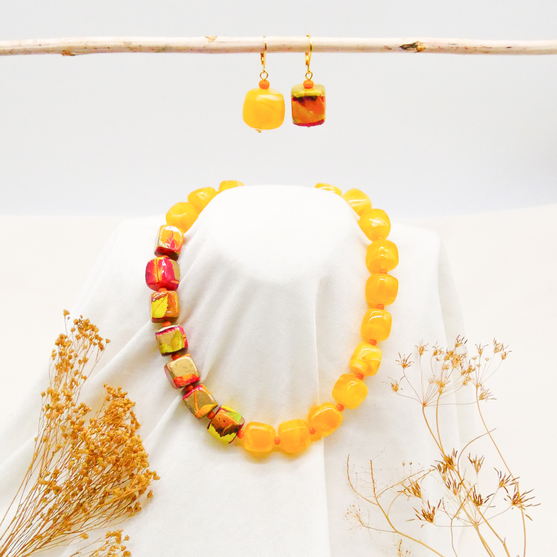 "Summer Feeling", kurze Kette "Cube" Resin- und Papercoated Perlen ca. 16 x 16 mm honig