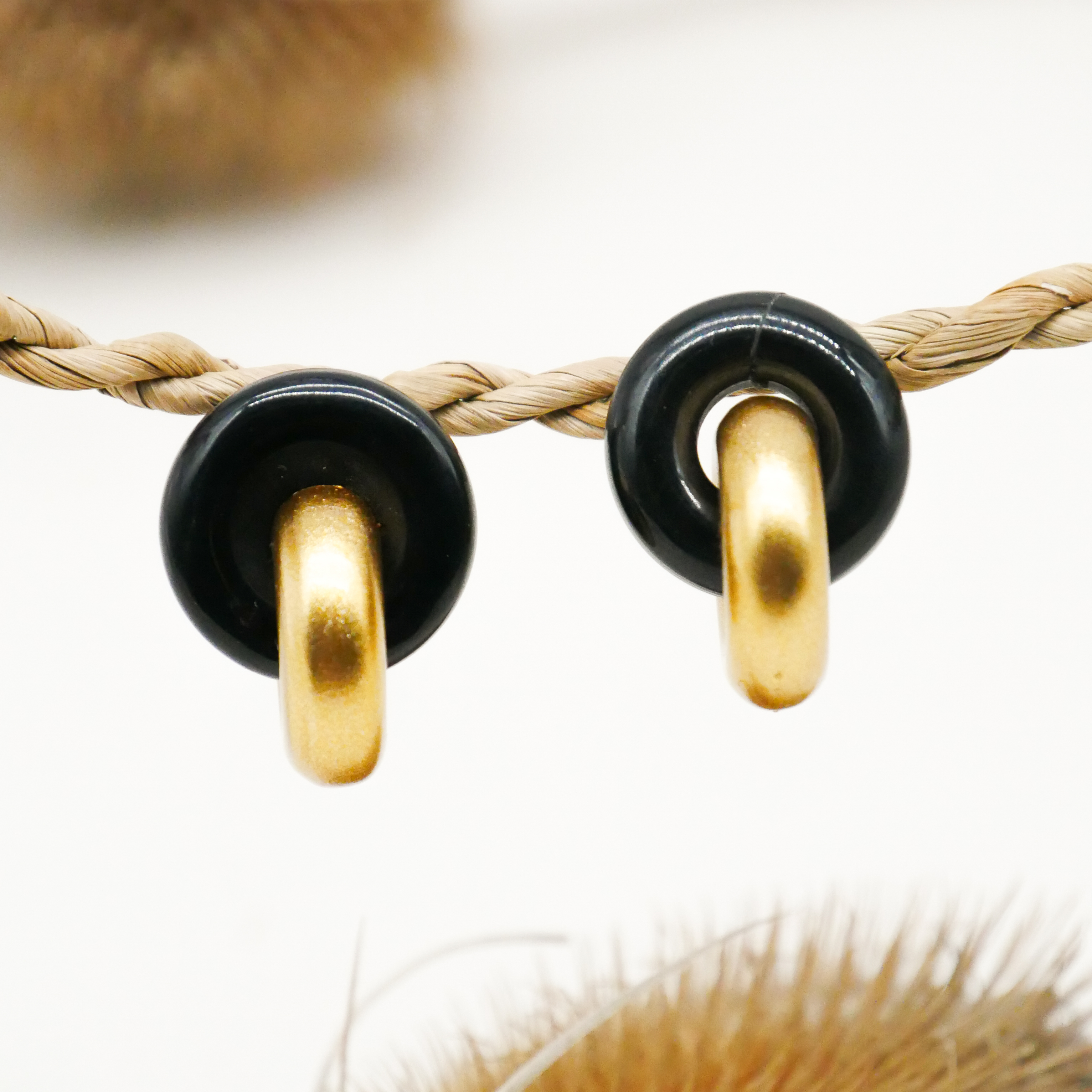  "Craft-Art", Ohrstecker zwei dicke Reife 90 Grad versetzt schwarzes Horn, Lack gold 