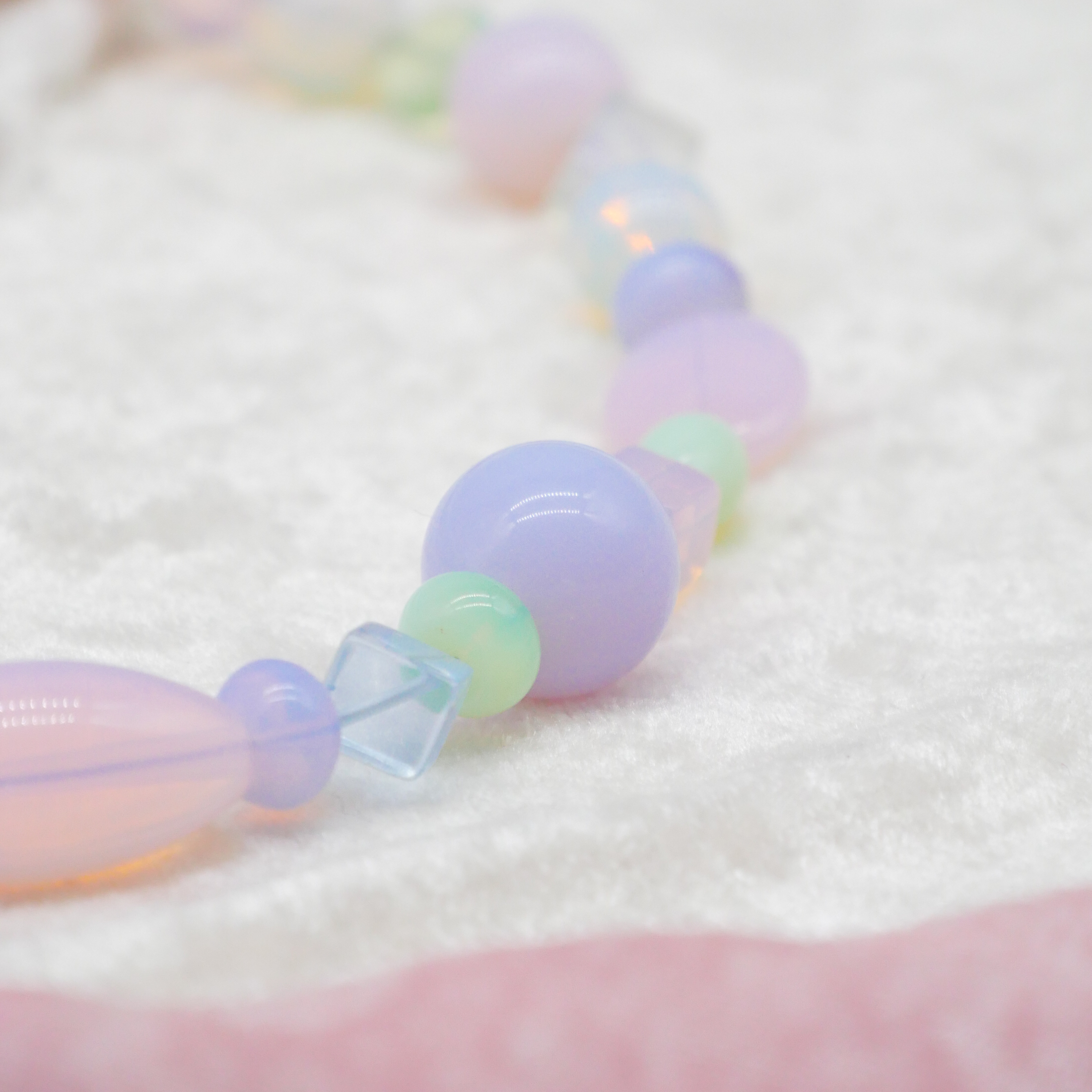 "Summer Feeling",  Kette aus verschiedenen Formen, Glas- und Resin Perlen, opal-pas