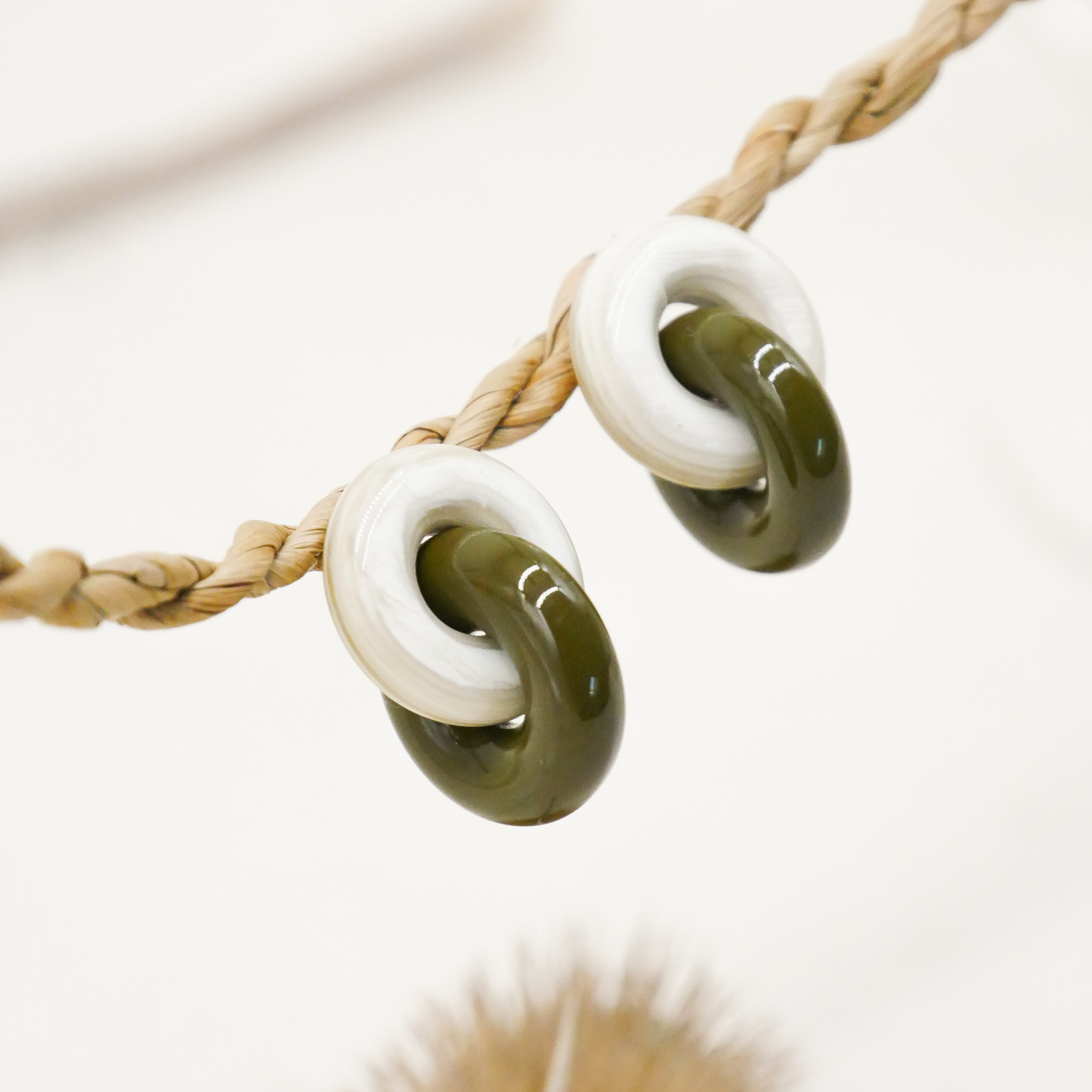  "Craft-Art", Ohrstecker zwei dicke Reife 90 Grad versetzt schwarzes Horn, Lack khaki 