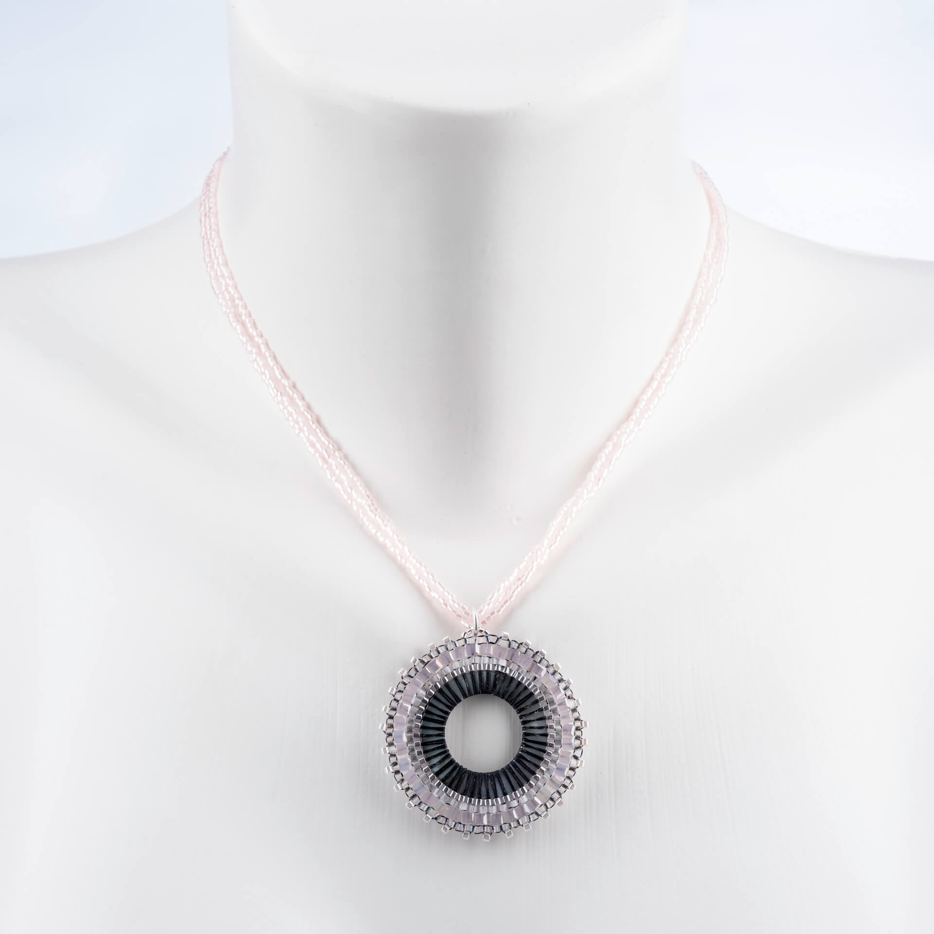 "Toho Art" kurze Kette, runder Anhänger mit Perlmuttreif und feinen Perlen, hellflieder
