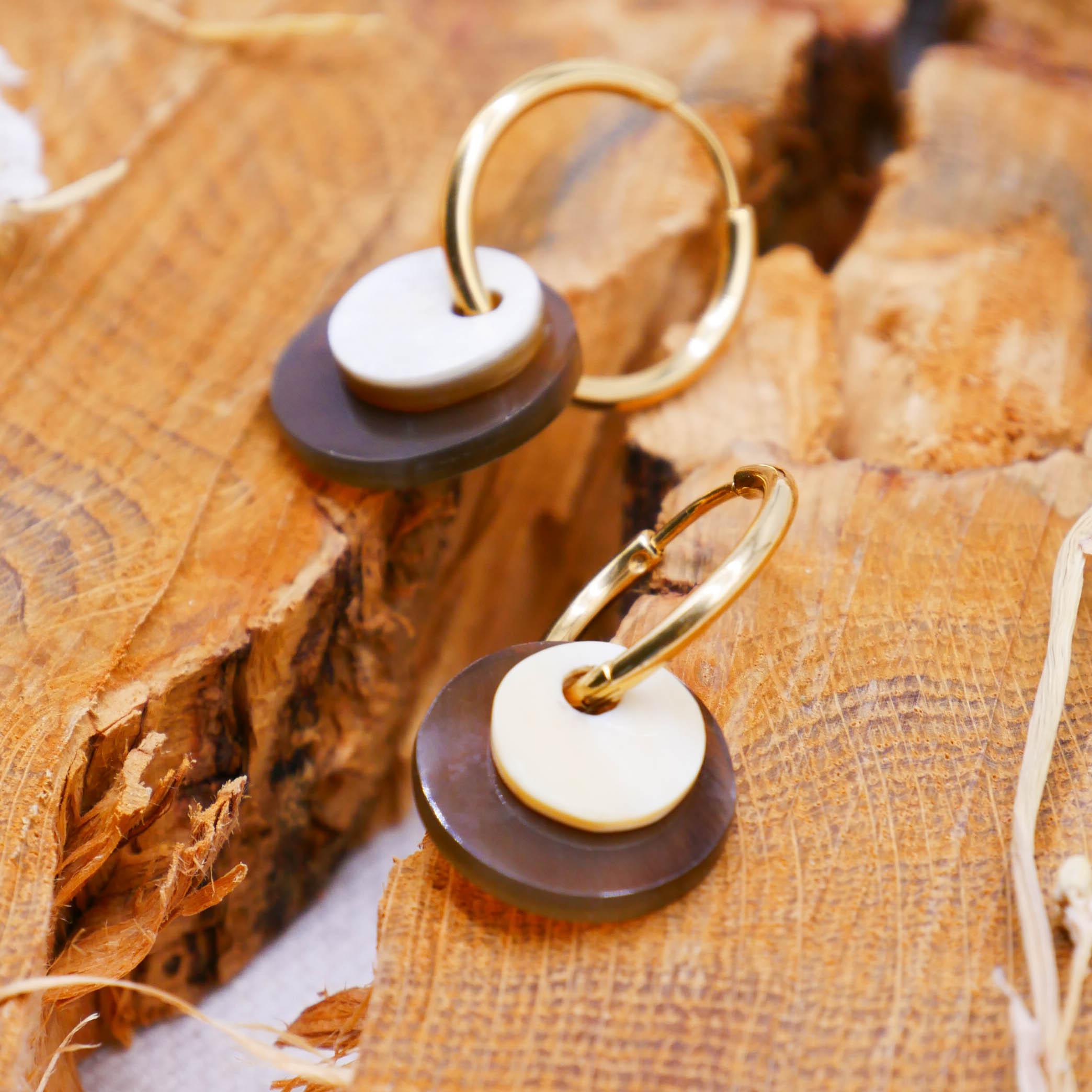 "Craft-Art" Ohrring "kleine Plättchen" braun und weiß, vergoldete Edelstahlcreole