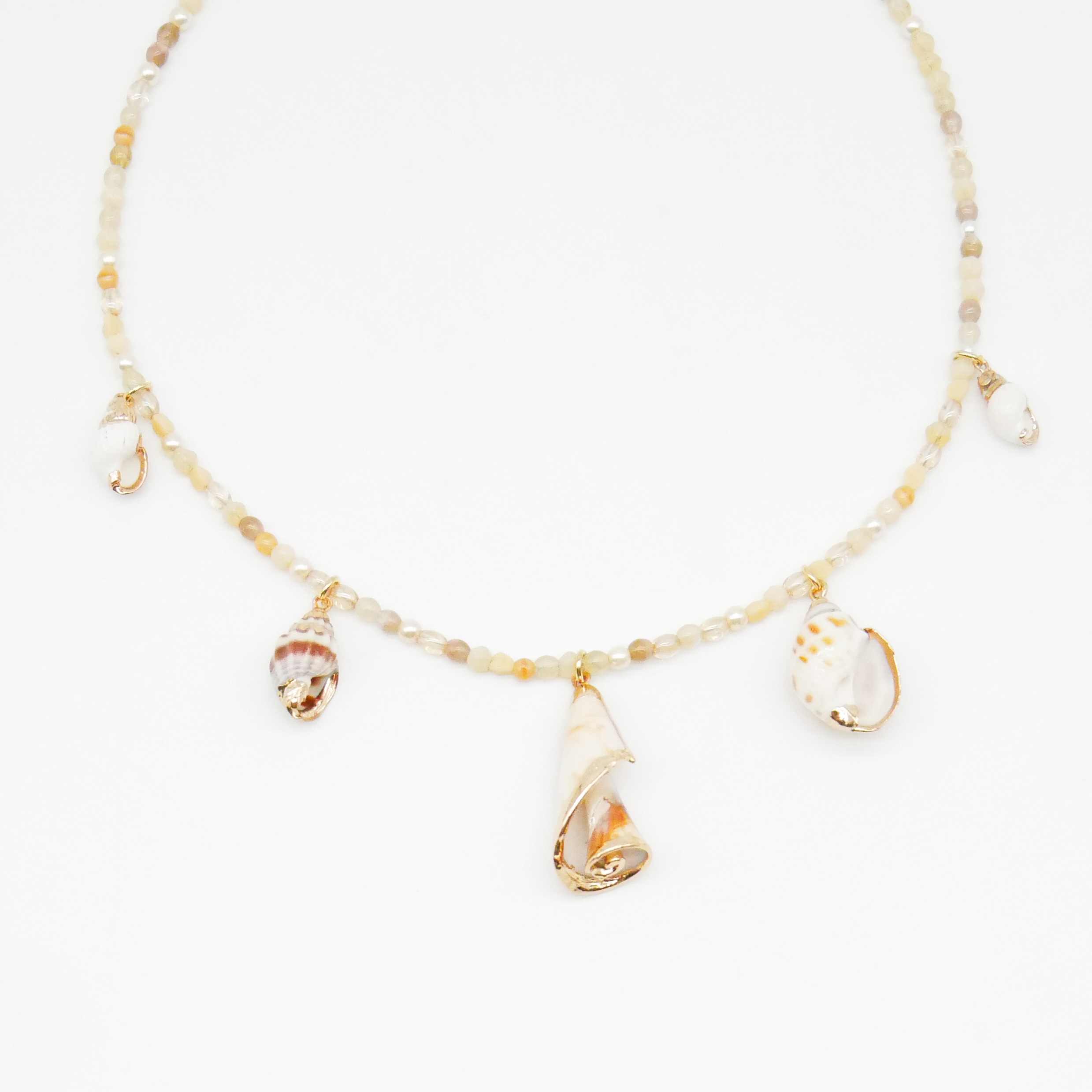  "Shell" Kette mit verschiedenen Strandschnecken Anhängern, kleine Glasperlen, sand 