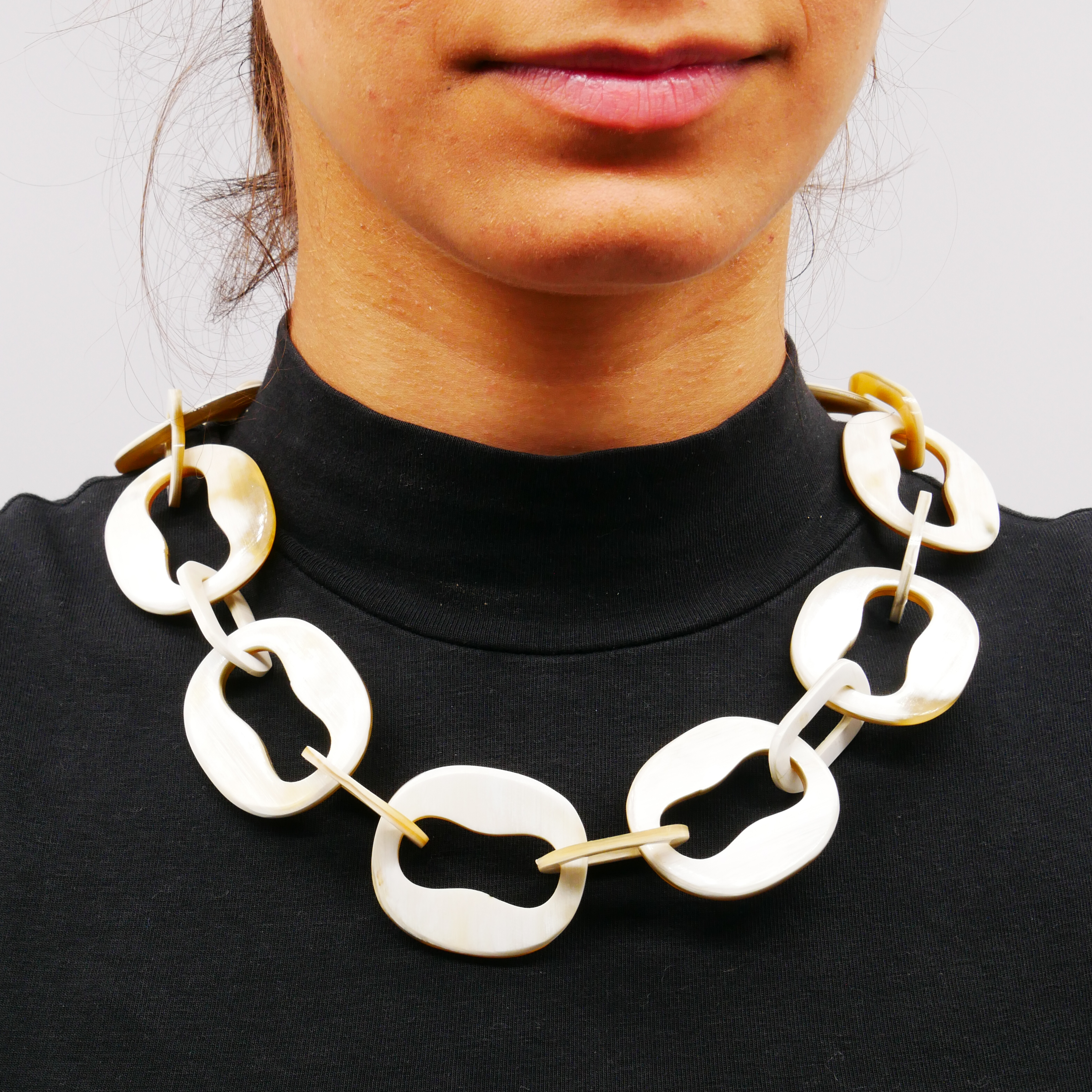 "Craft Art", short chain ovals with white horn cut-out "Craft Art", short chain ovals with white horn cut-out