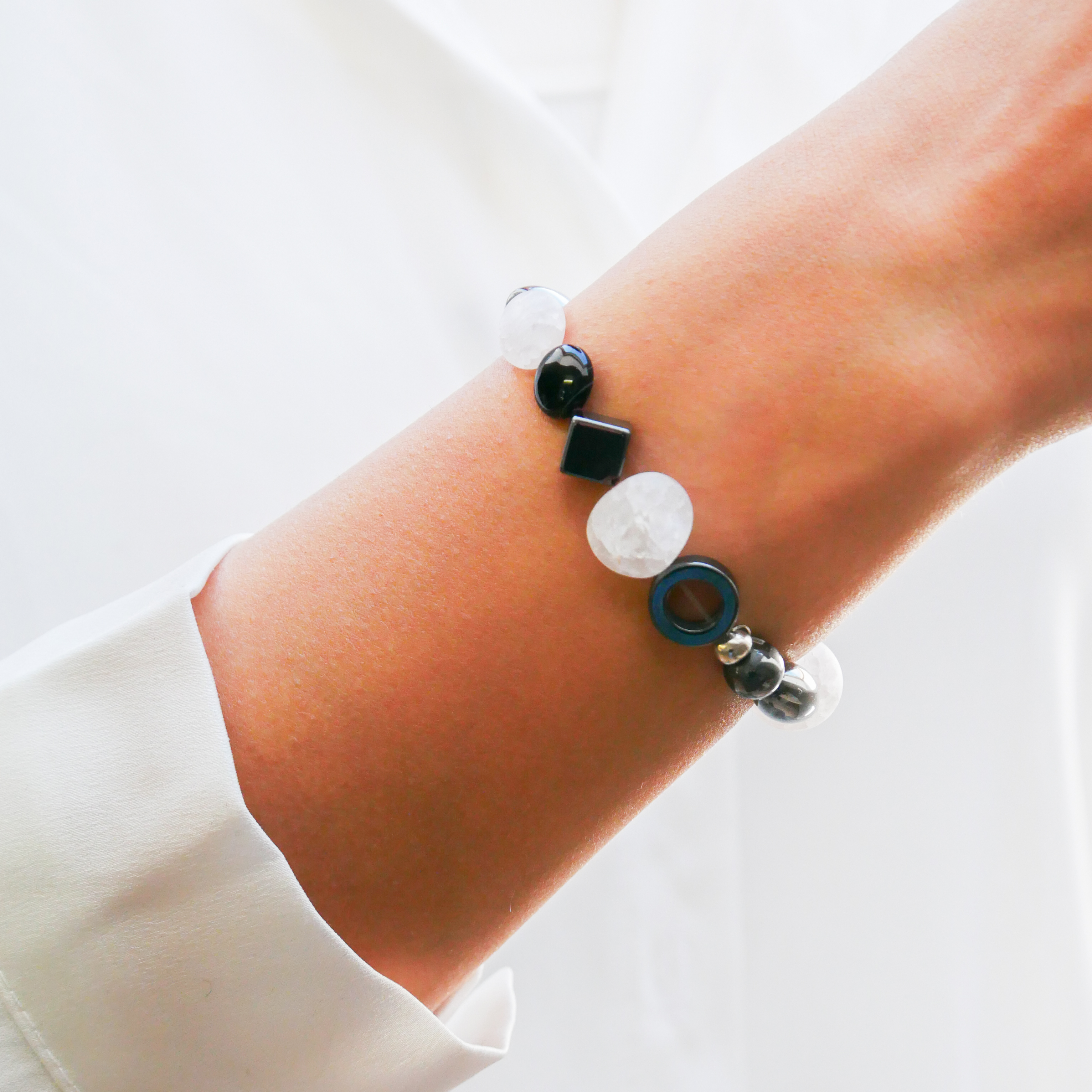 "Crystal Mountain", Armband auf Gummi, Hämatit und Bergkristall, verschiedene Formen