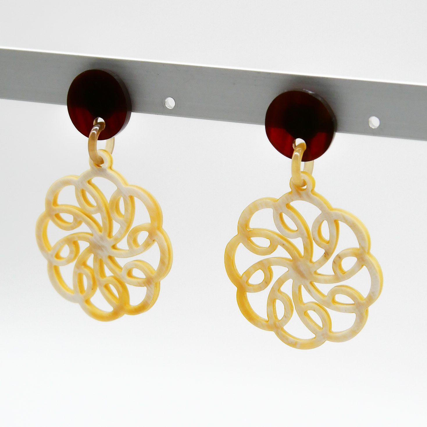  "Craft Art" Ohrring "Mandala" Ø ca. 45 mm, braunes und weißes Horn