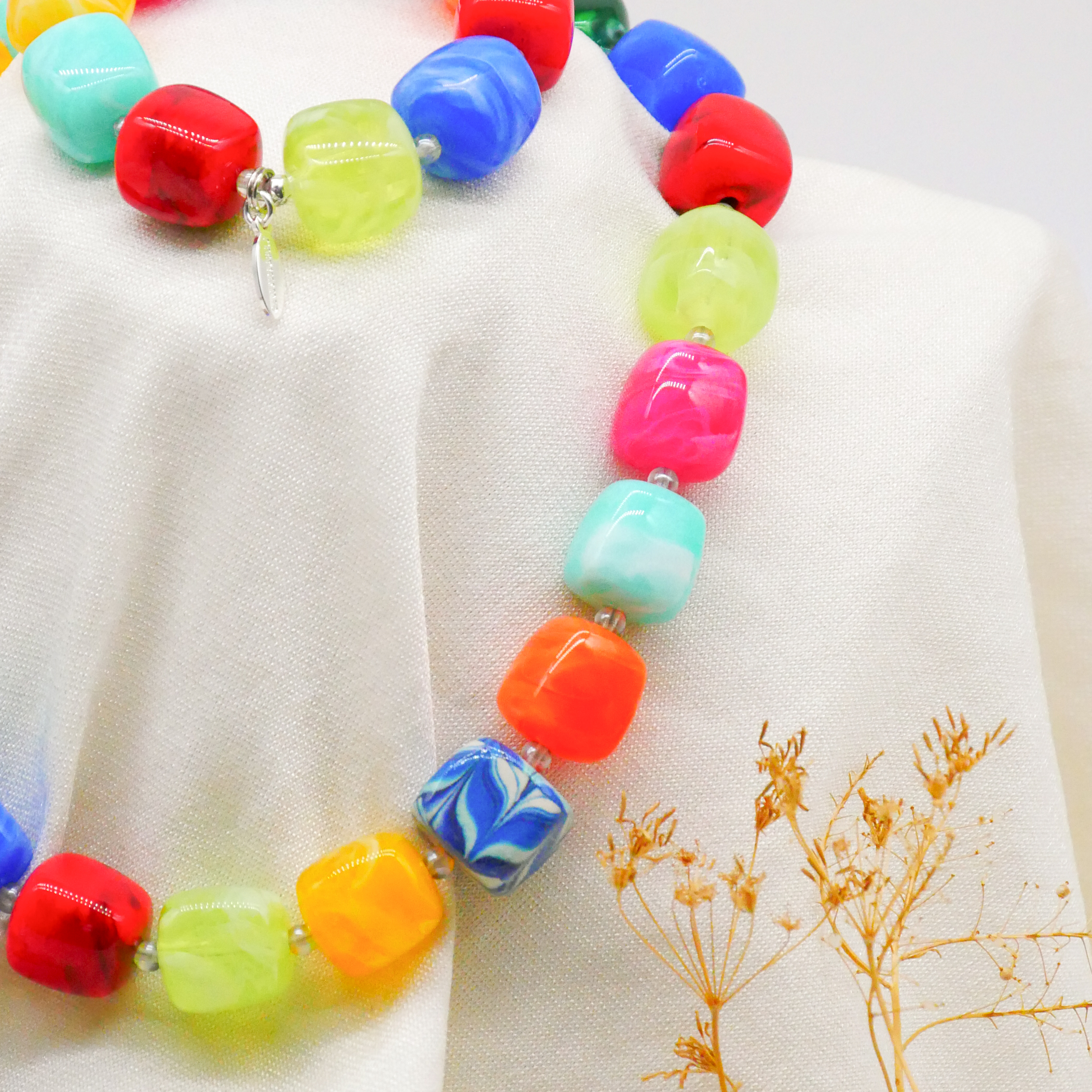 "Summer Feeling", kurze Kette "Cube" Resinperlen ca. 16 x 16 mm multicolor