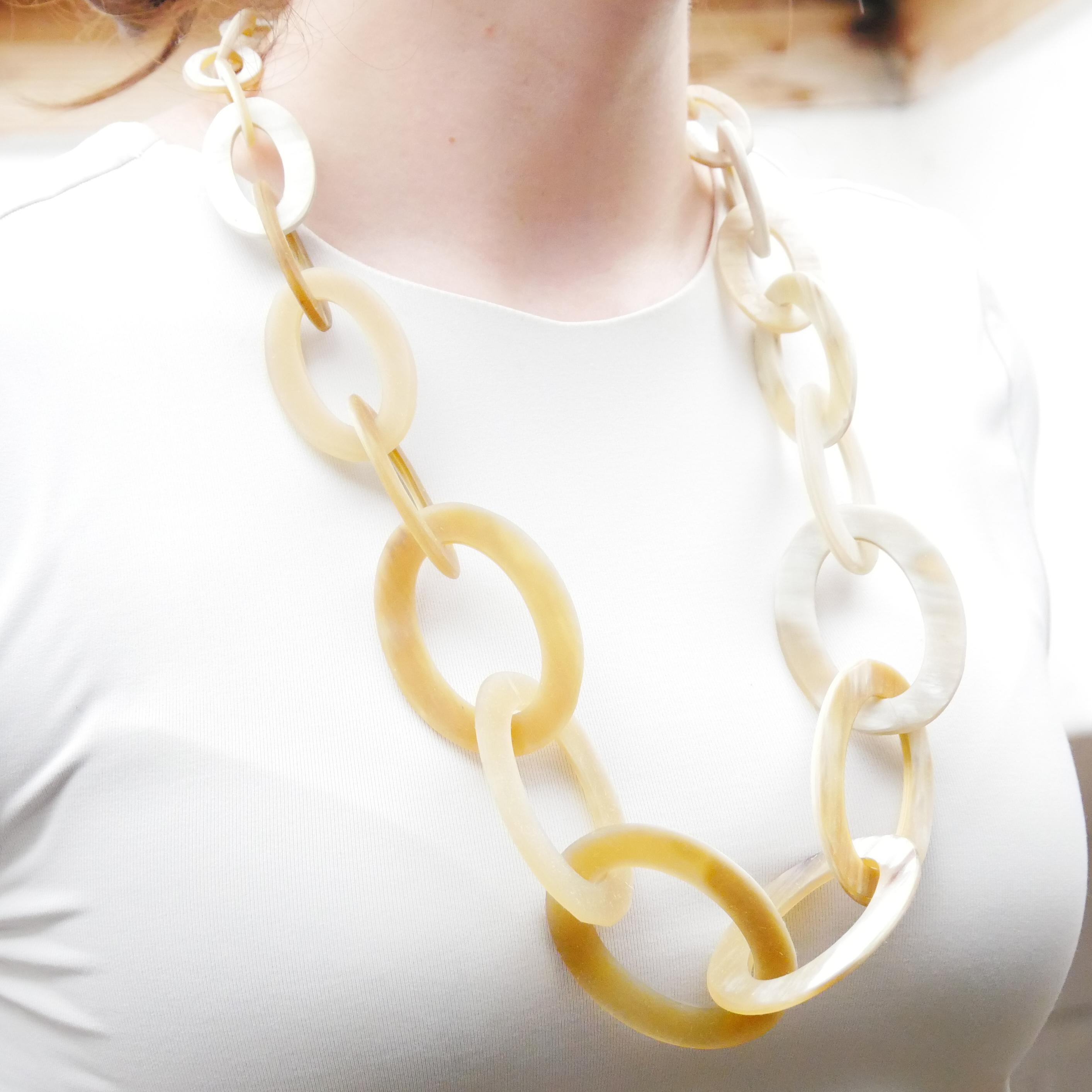  "Craft-Art", kurze Kette ca. 75 cm Ovale mit Verlauf, weißes Horn matt 