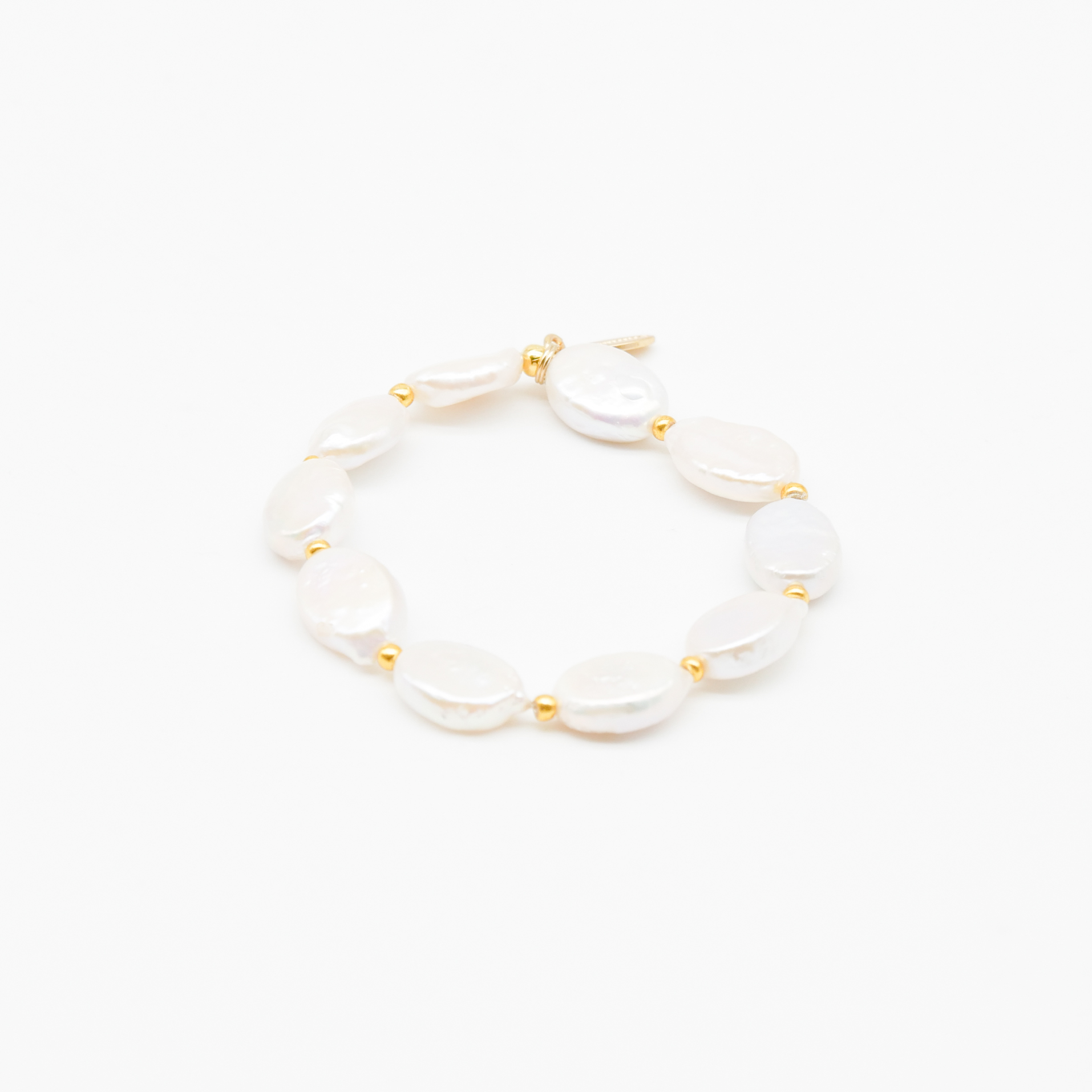 "Freshwater Pearls" - Armband auf Gummi, SWZ oval ca. 16 x 11 mm und goldfarbene Perlen