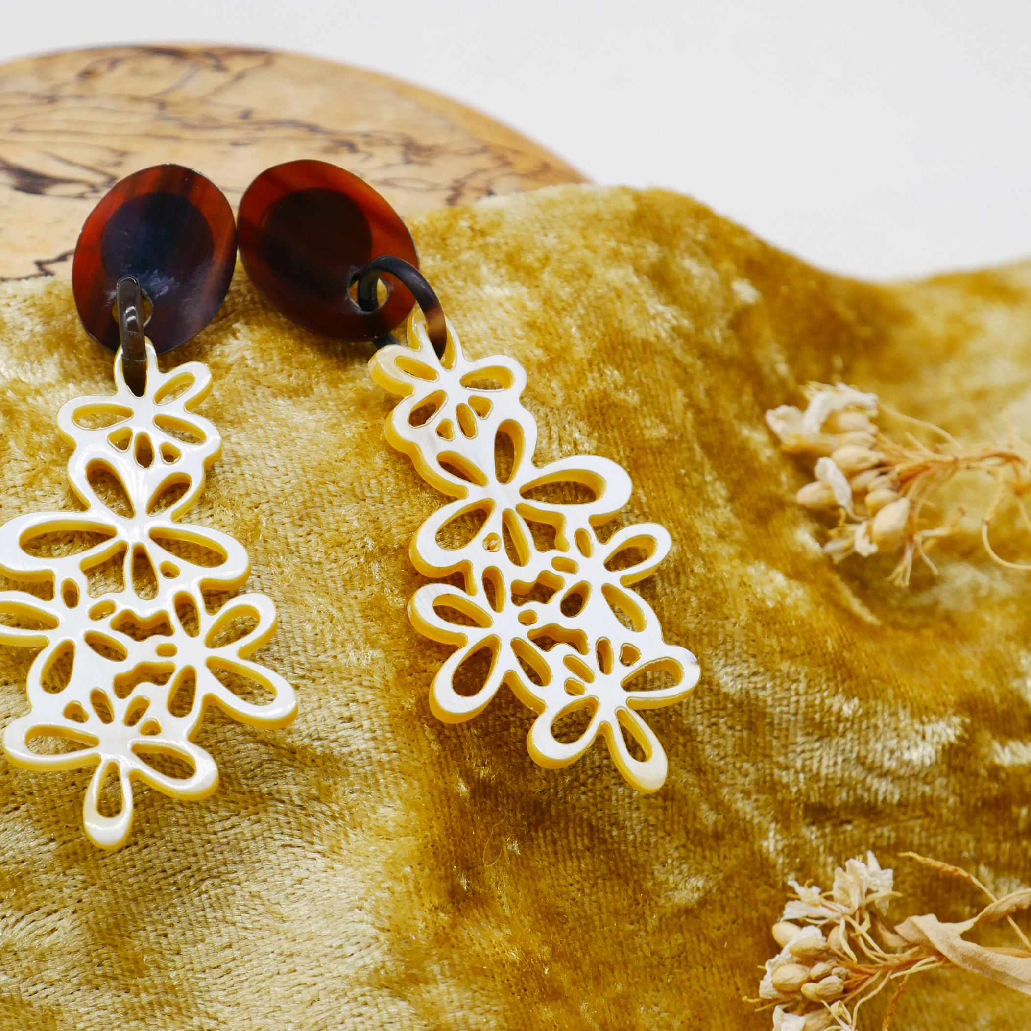 "Craft Art" Ohrring "Blütenzauber" braunes und weißes Horn