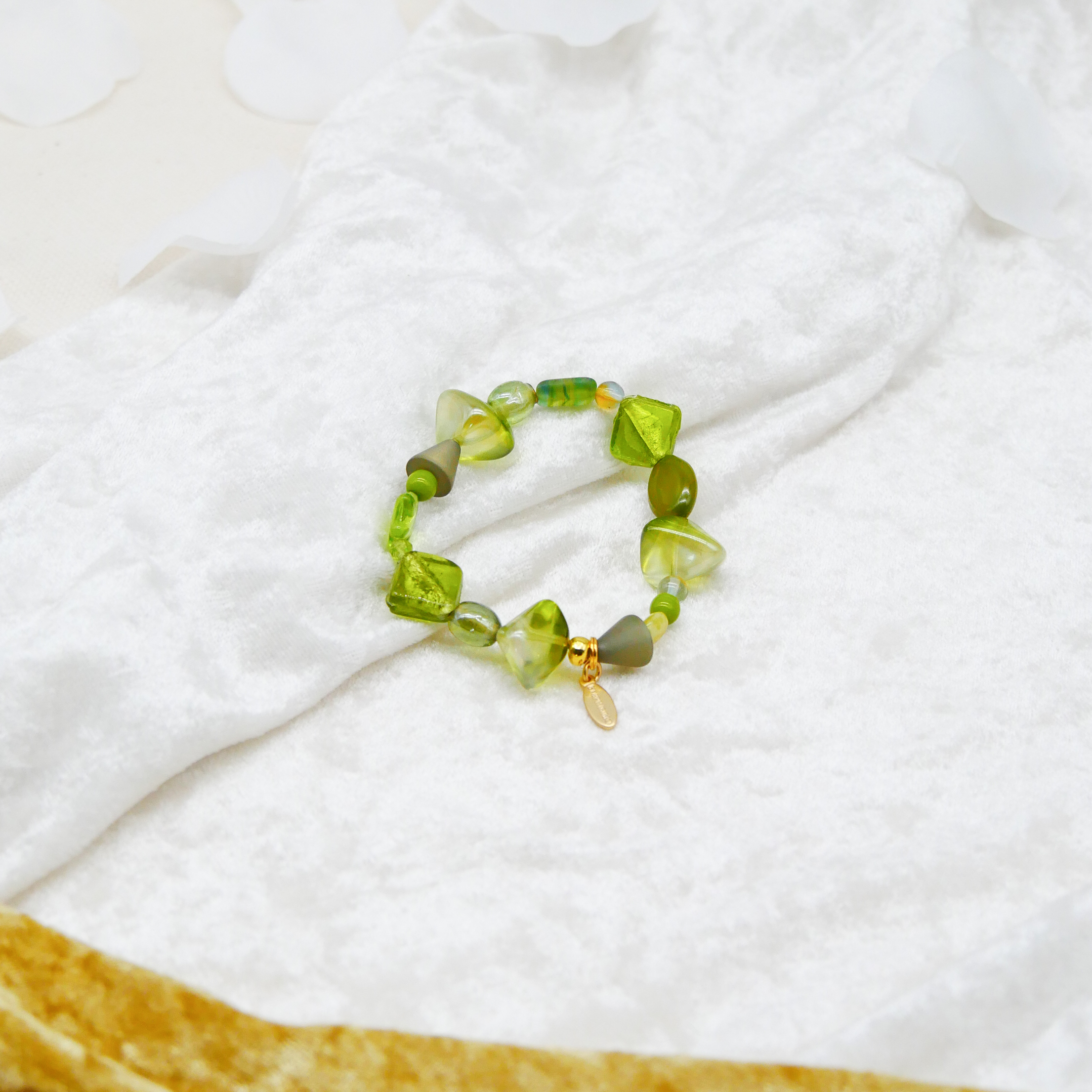 "Summer Feeling", Armband aus verschiedenen Formen, Glas- und Resin Perlen, grün