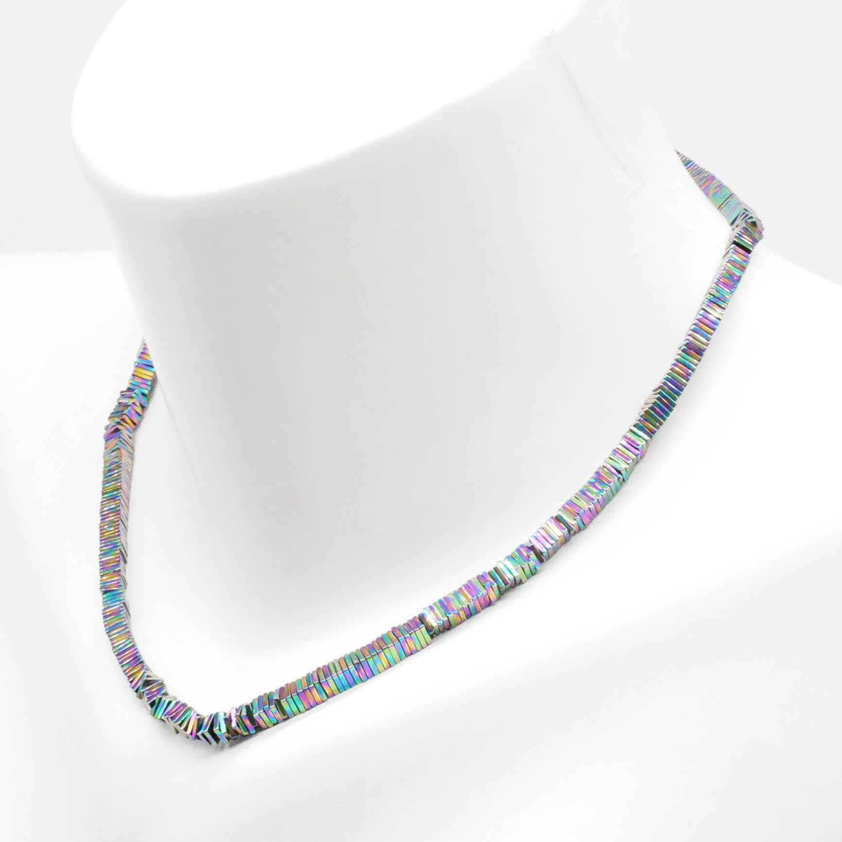 Kette "Metallic" kurz, aus eckigen Scheiben, bunt glänzend