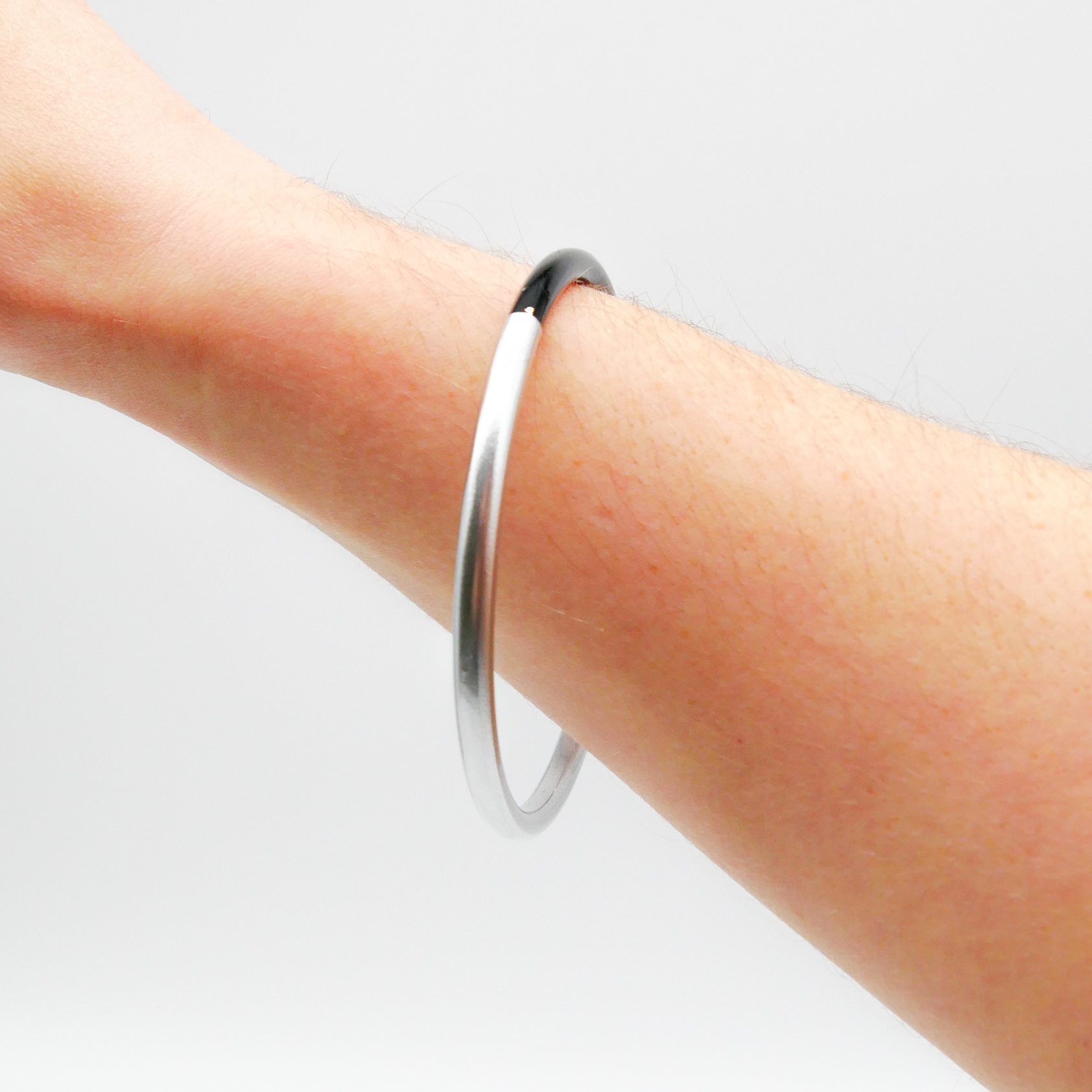  "Craft Art" zarter Armreif, schwarzes Horn, Lack silber