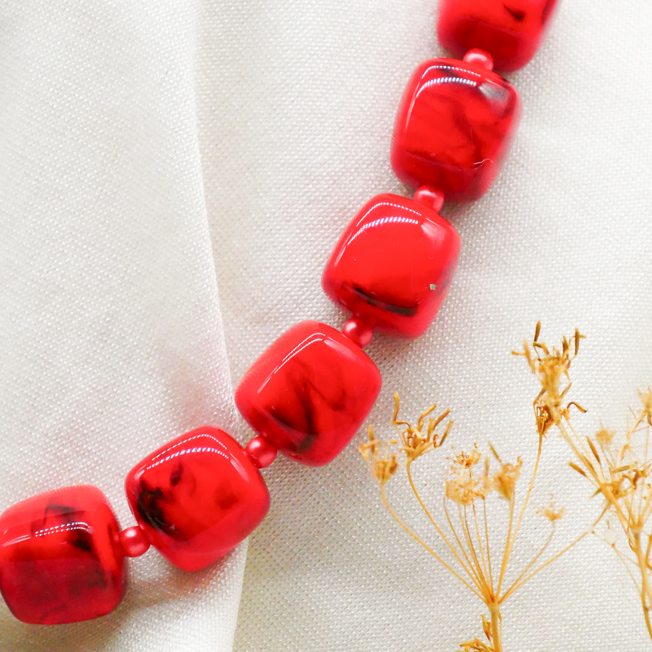 "Summer Feeling", kurze Kette "Cube" Resin- und Papercoated Perlen ca. 16 x 16 mm rot 