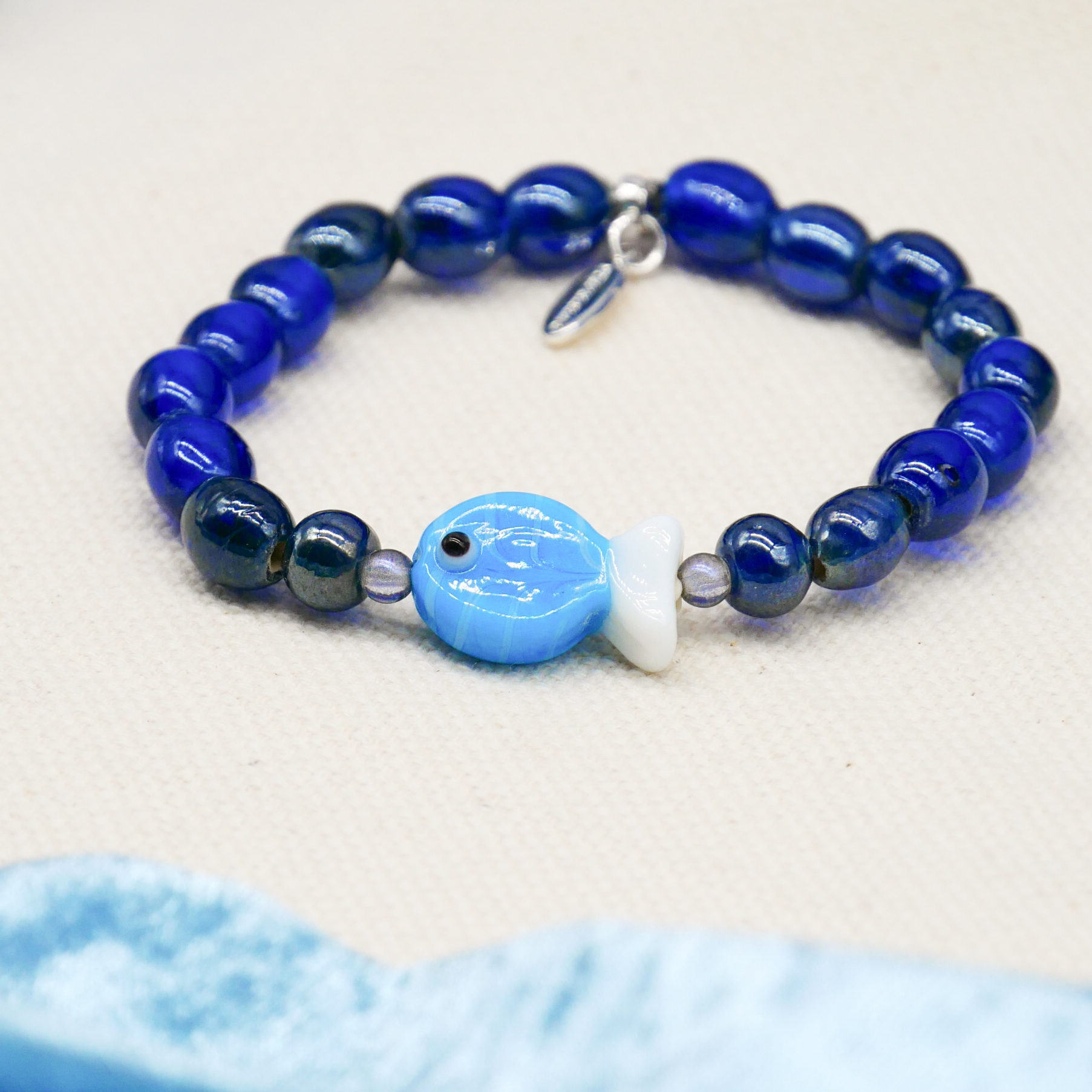 "Summer Feeling" Armband auf Gummi "Fisch" Glasperlen dunkelblau