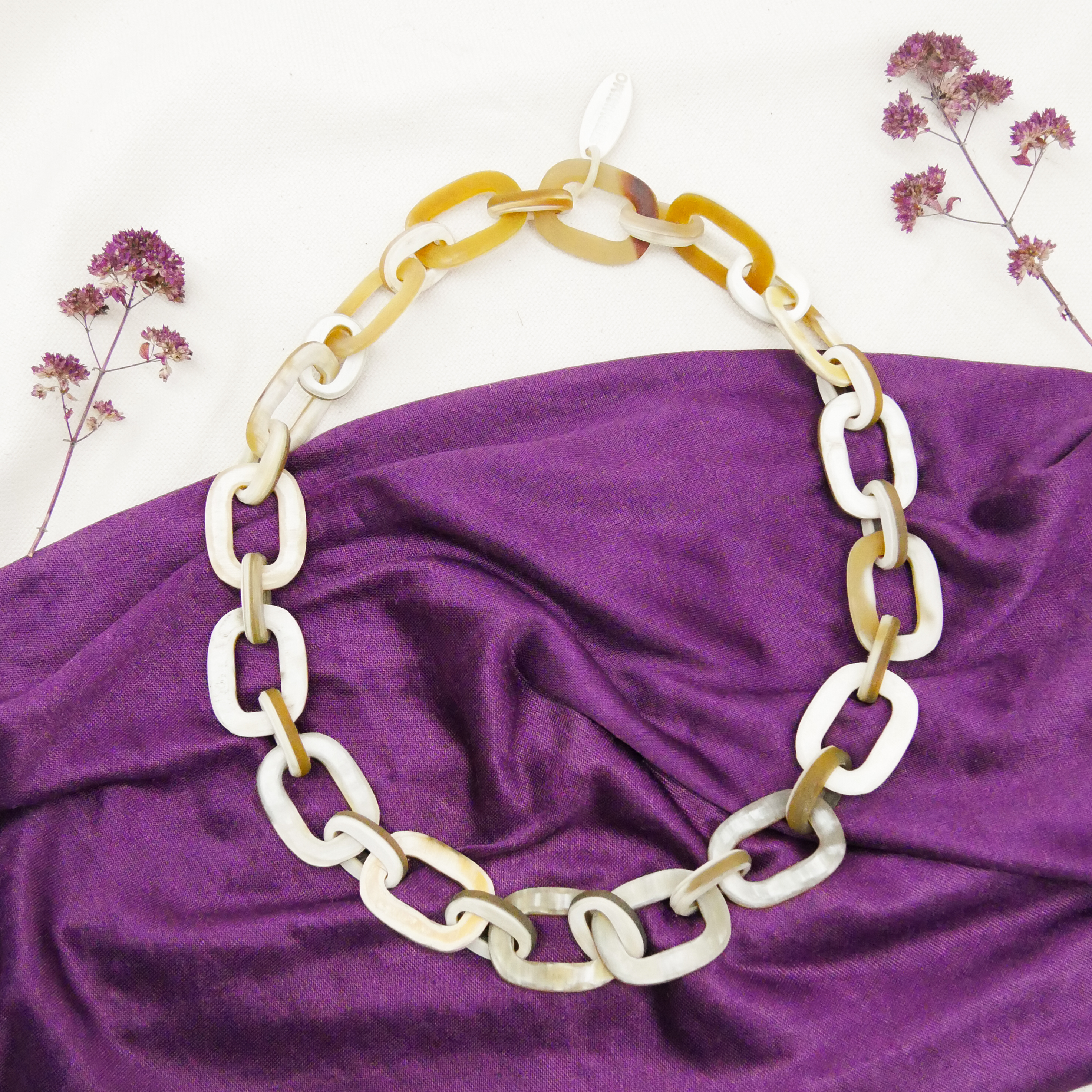  "Craft-Art", kurze Kette ca. 75 cm verschiedene abgerundete Rechtecke, weißes Horn matt 
