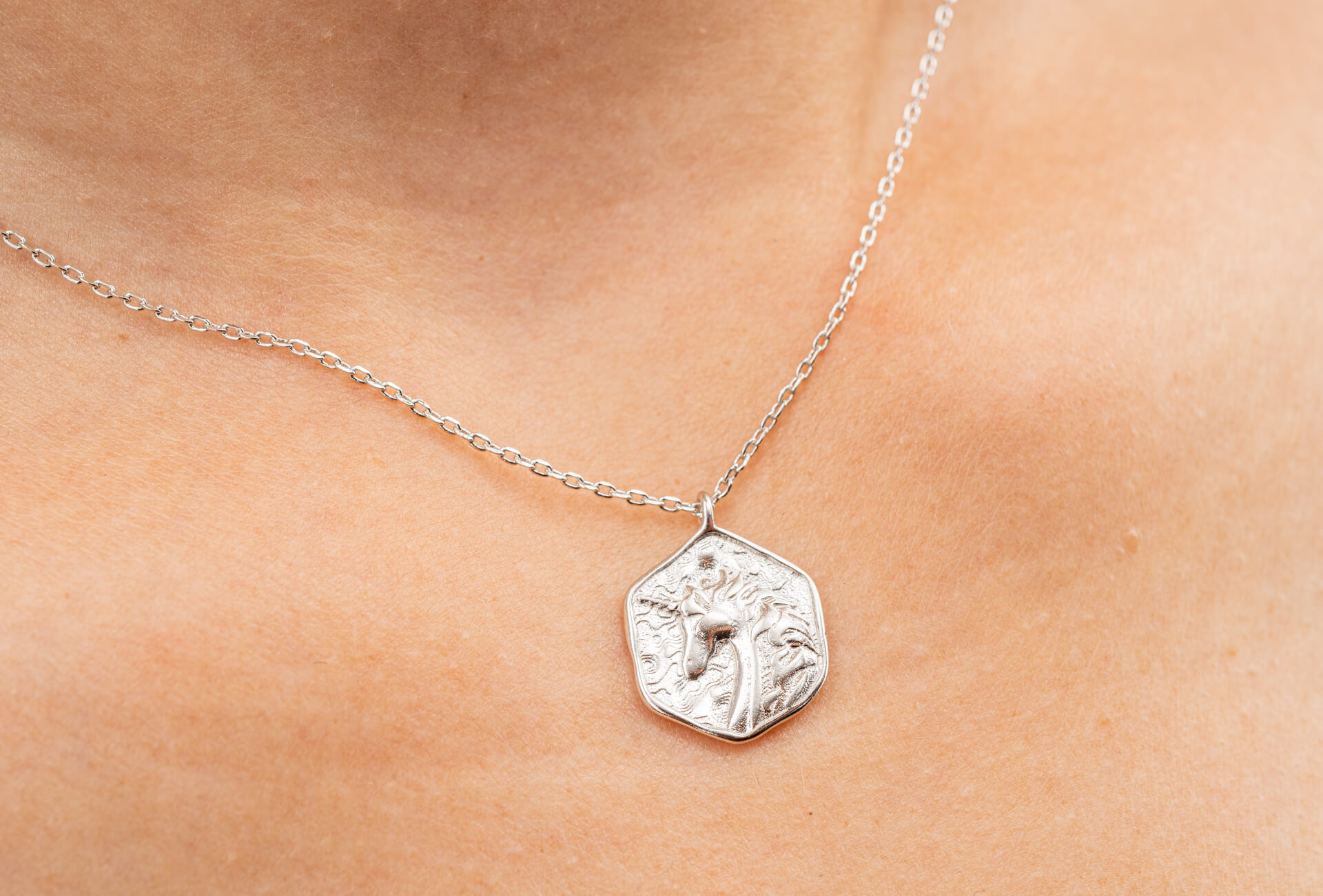 "Fine Filigré" dainty short necklace, unicorn, silver plated