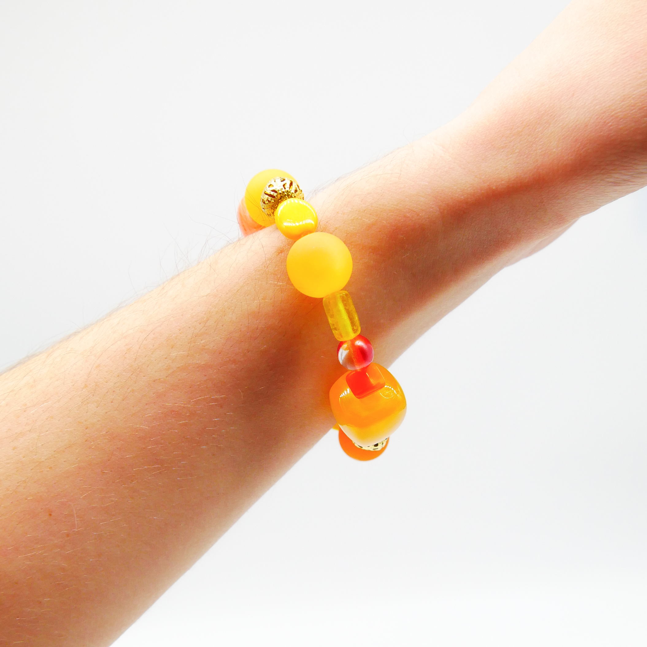 "Summer Feeling", Armband aus verschiedenen Formen, Glas- und Resin Perlen, gelb-orange