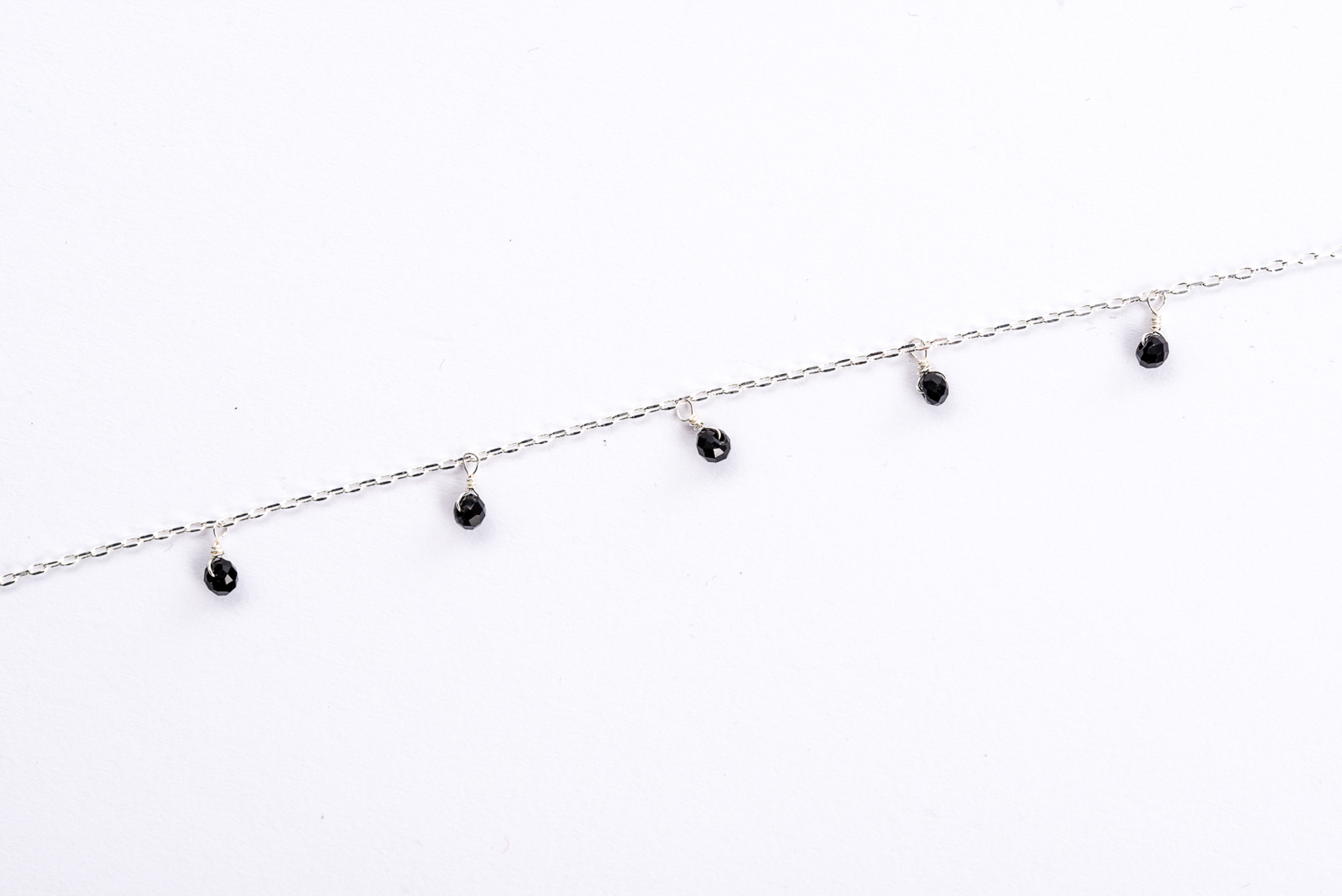 "Fine Filigré" feines Armband, kleine Kristallanhänger, versilbert
