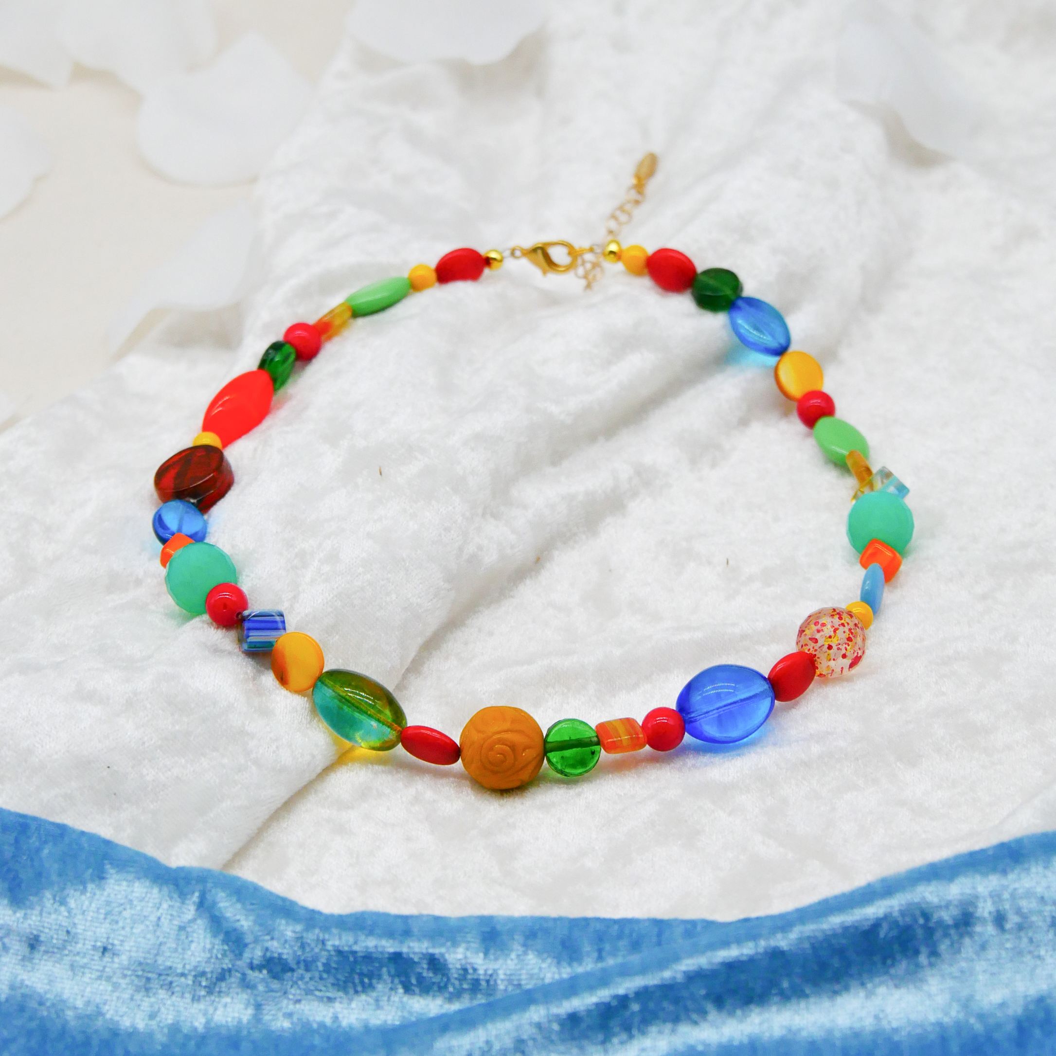 "Summer Feeling",  Kette aus verschiedenen Formen, Glas- und Resin Perlen, multicolor 