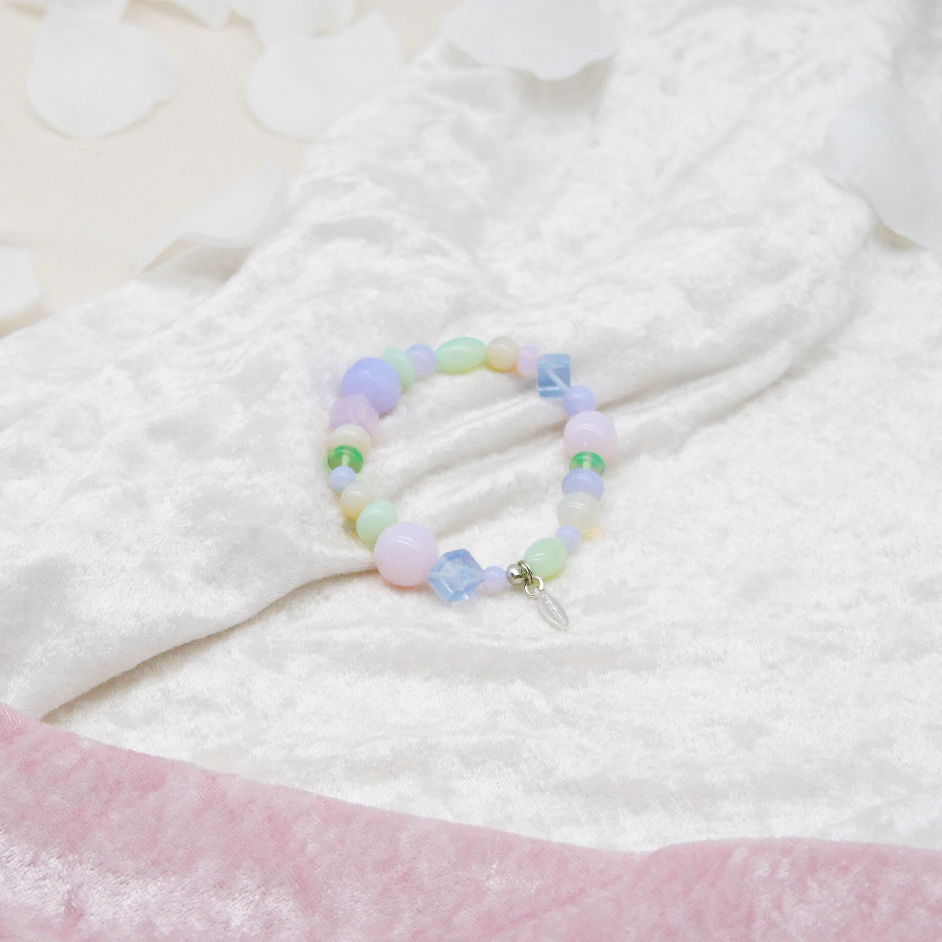 "Summer Feeling", Armband aus verschiedenen Formen, Glas- und Resin Perlen, opal-pas
