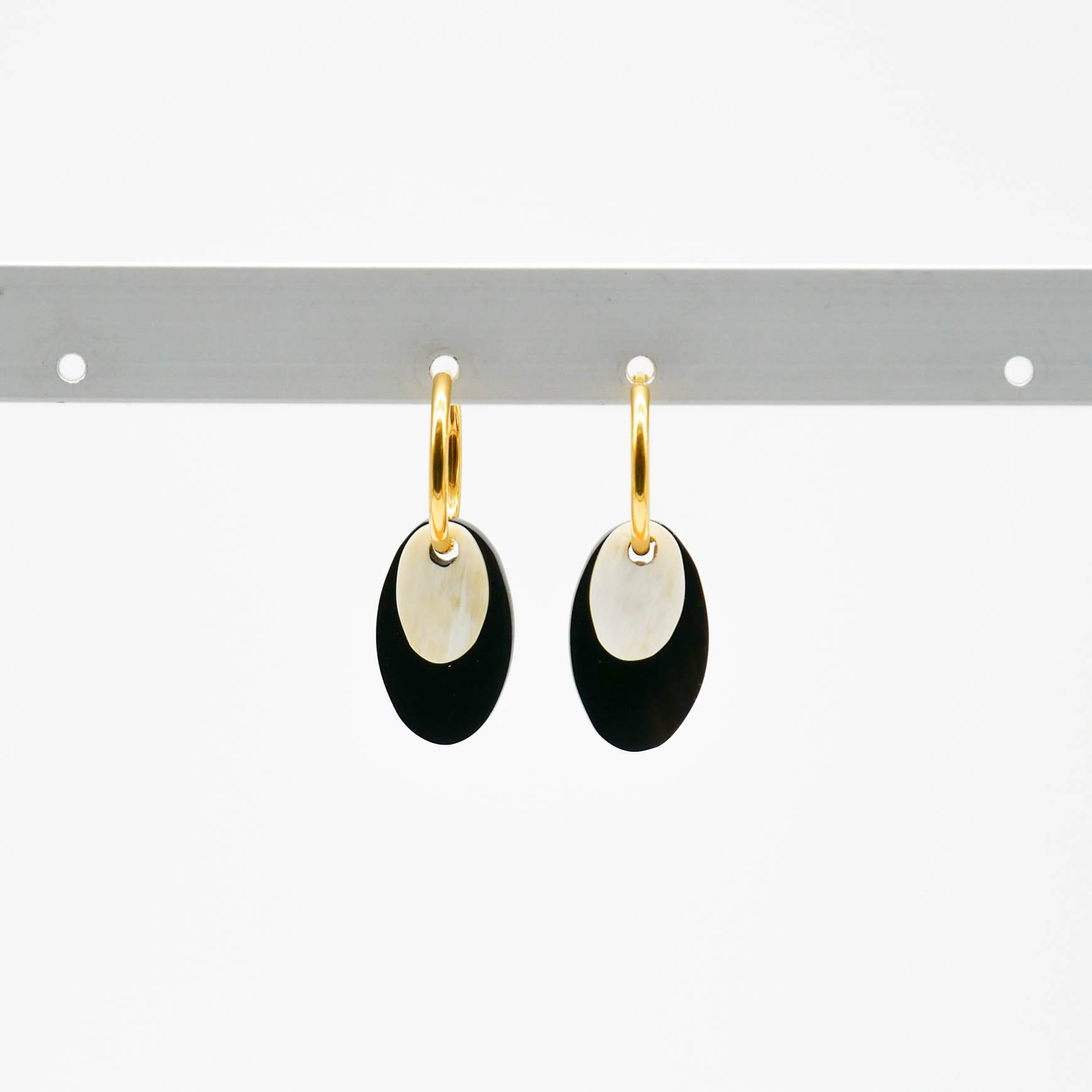"Craft-Art" Ohrring "kleine Plättchen" schwarz und weiß, vergoldete Edelstahlcreole