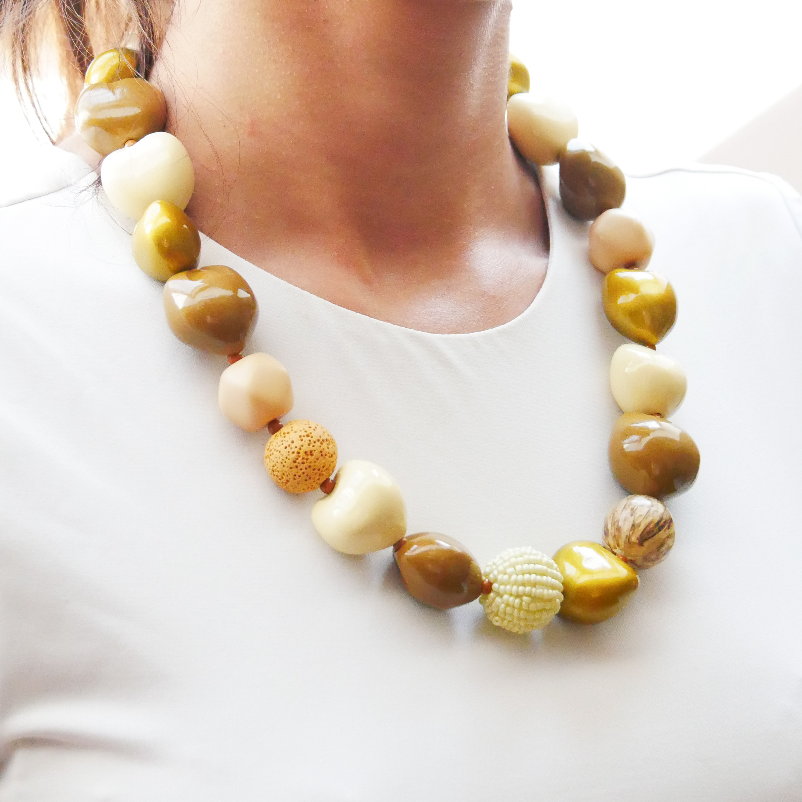  "Summer Feeling" Kette ca. 60 cm, Lumba Samen, Glasperlen, Resin Perle, braun-gold 