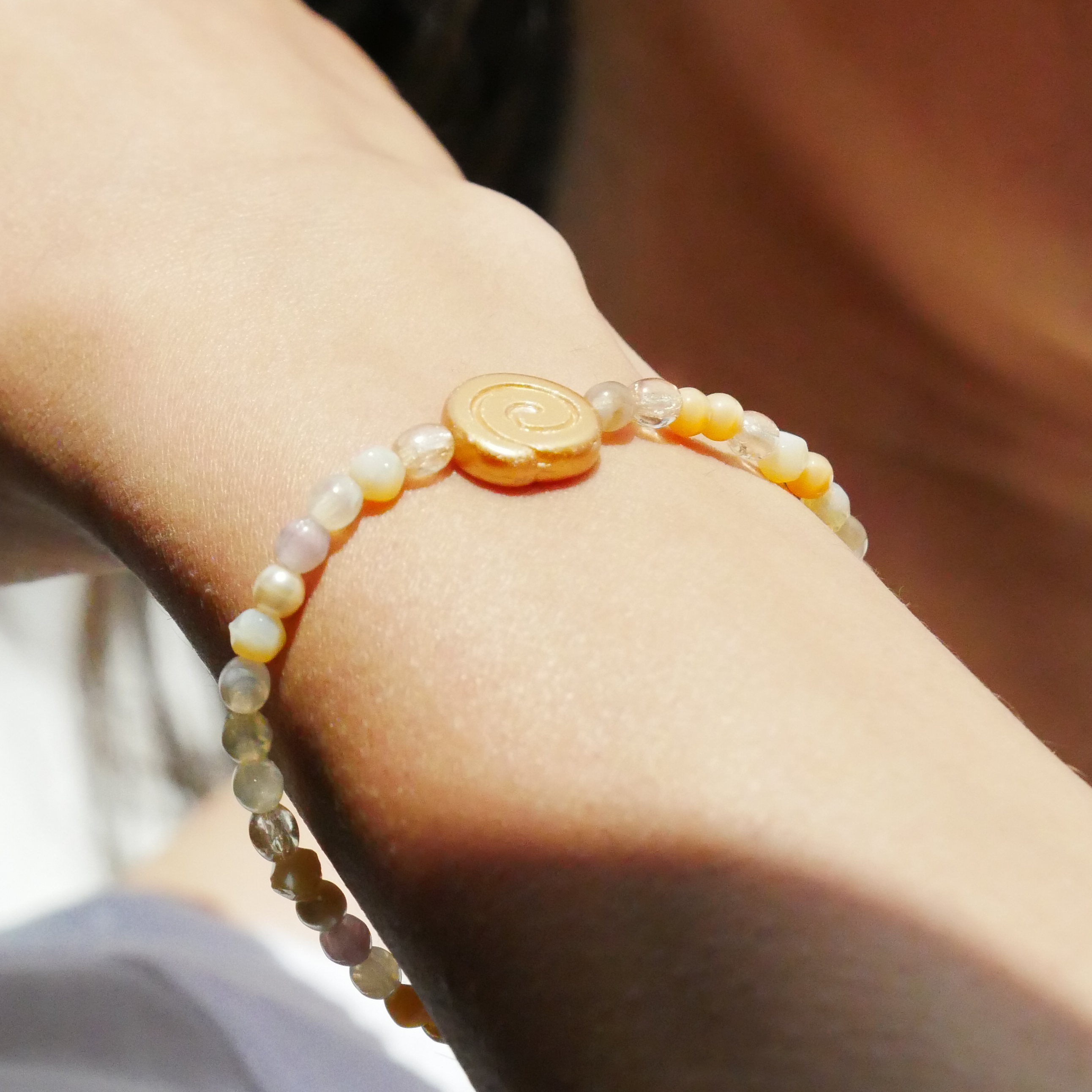  "Shell" Armband auf Gummi kleine Glasperle und Glasschnecke, sand 