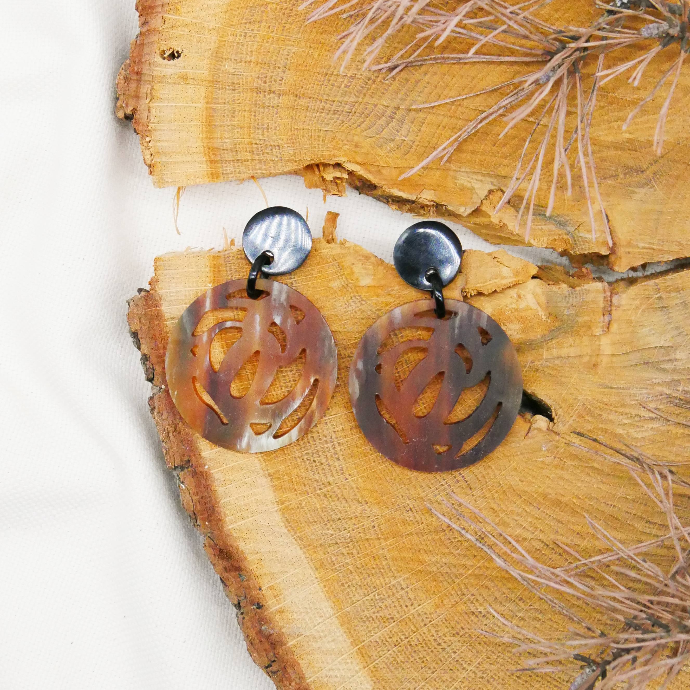  "Craft-Art", Ohrring Ø ca. 40 mm braunes Horn verspieltes Design 