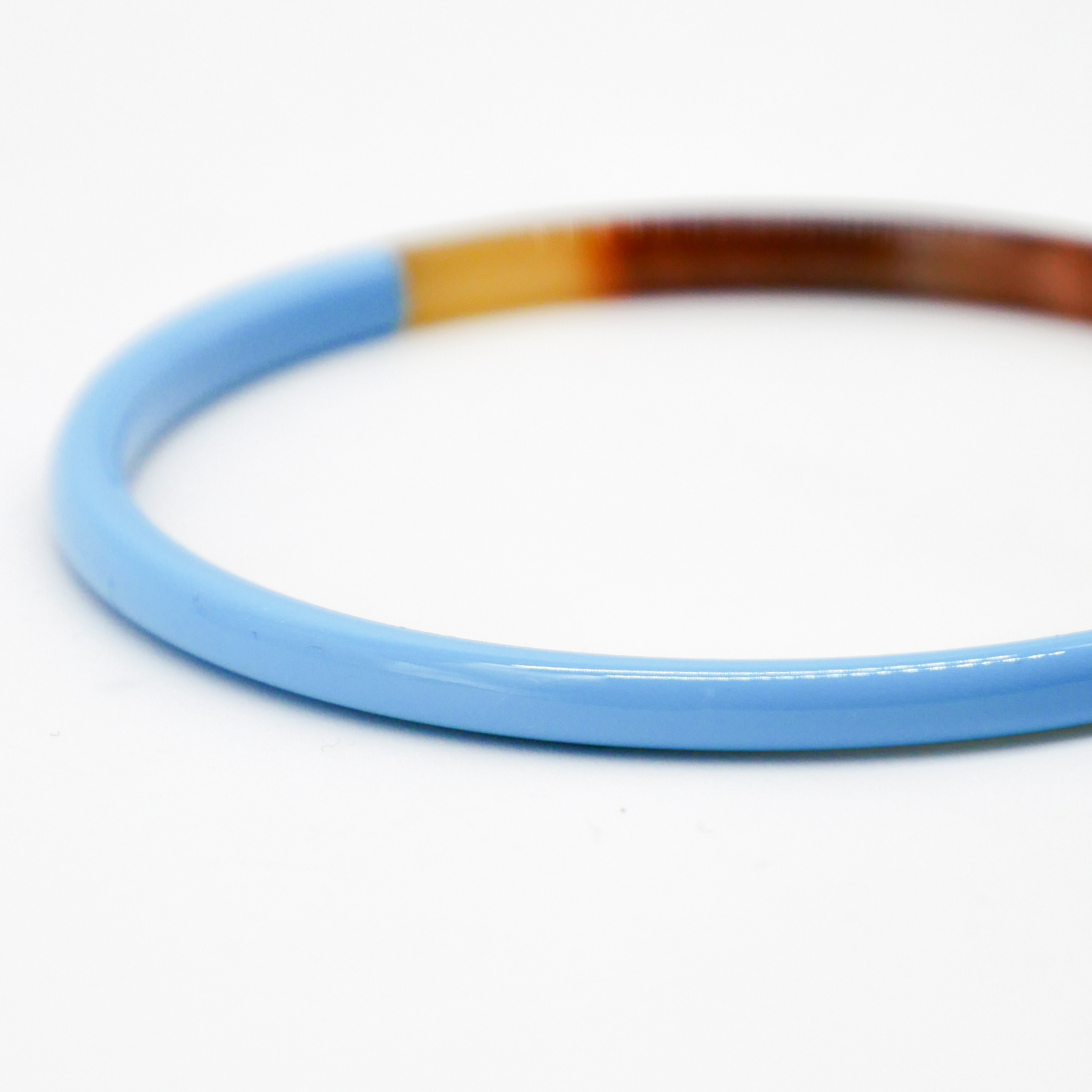  "Craft Art" zarter Armreif, braunes Horn, Lack hellblau